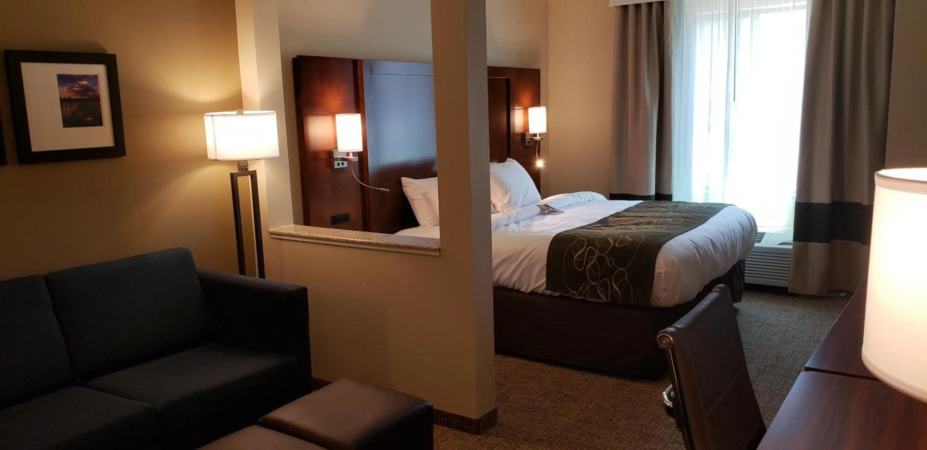 Photo of the whole room, Bed in Comfort Suites Denver near Anschutz Medical Campus