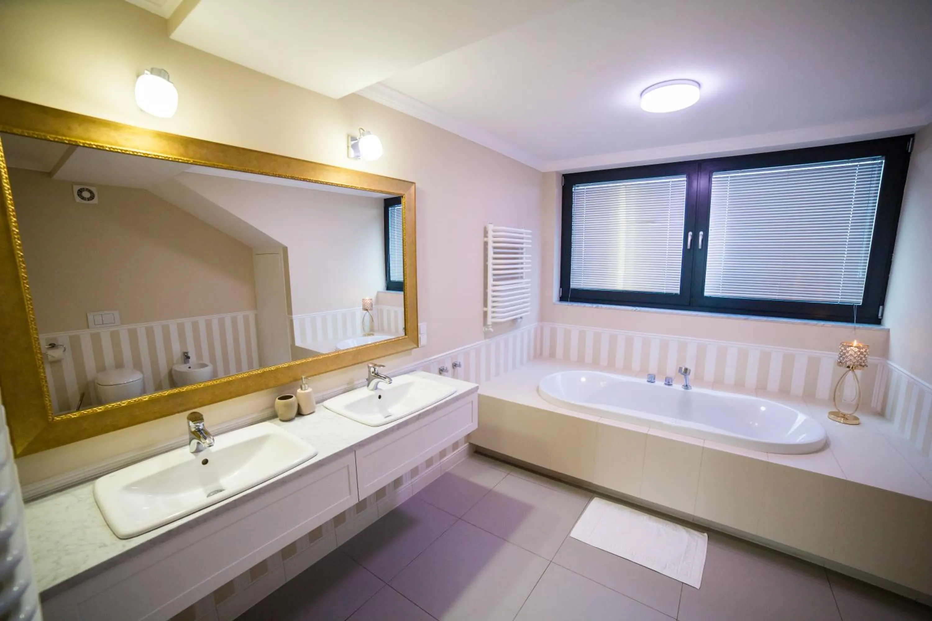 Bathroom, Bed in Hotel Avangarda