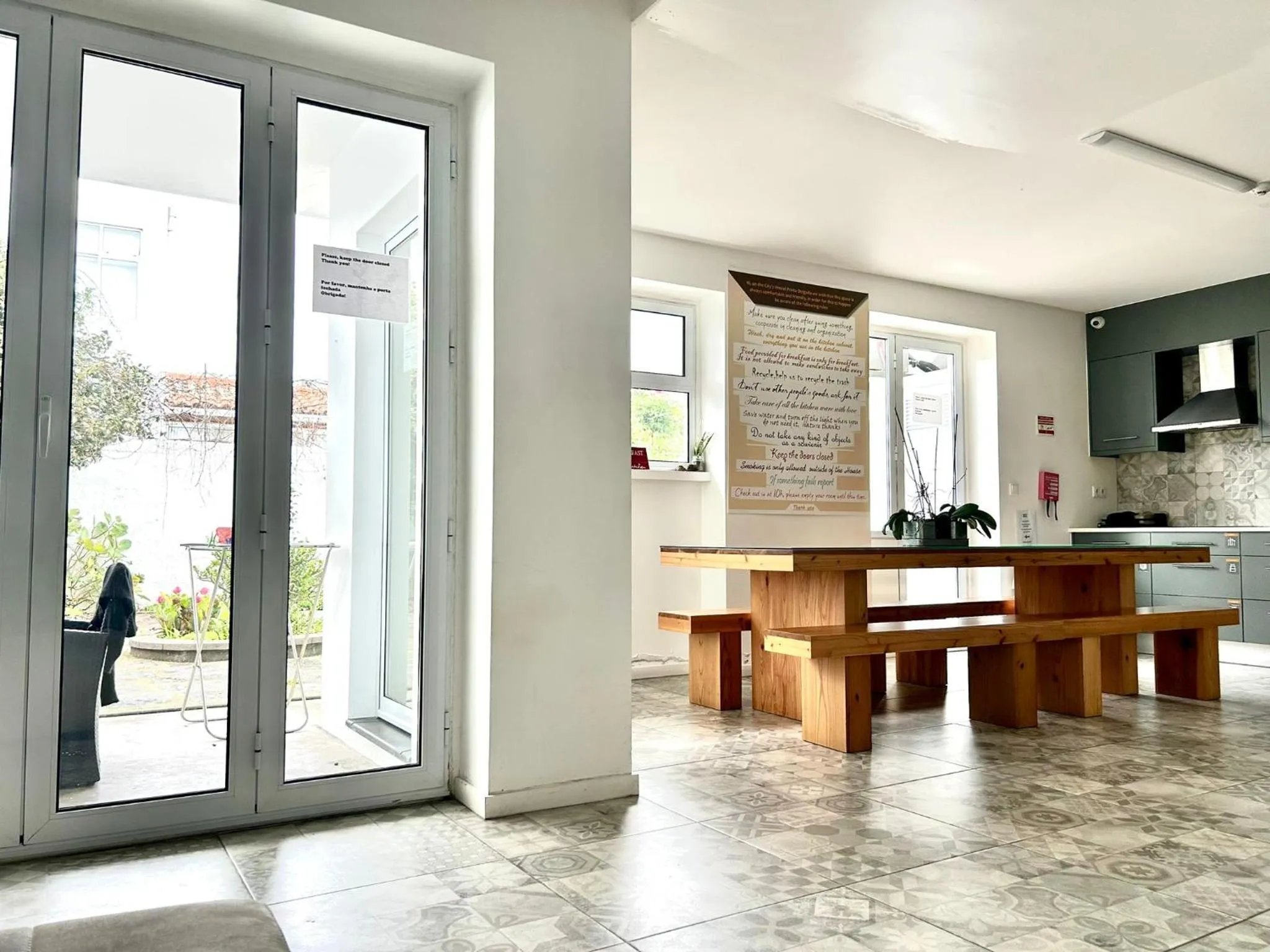 Communal kitchen in City's Hostel Ponta Delgada