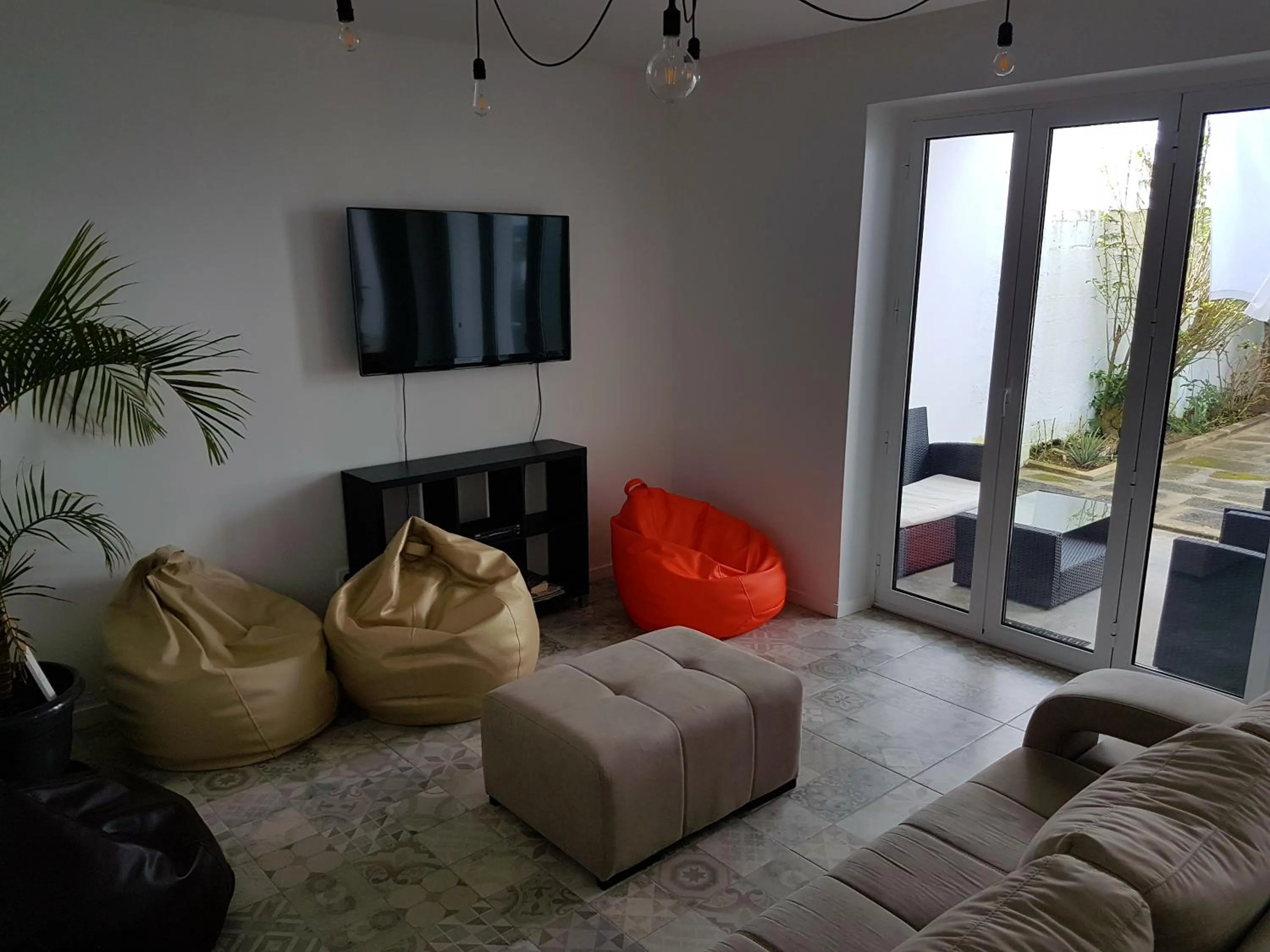Communal lounge/ TV room in City's Hostel Ponta Delgada