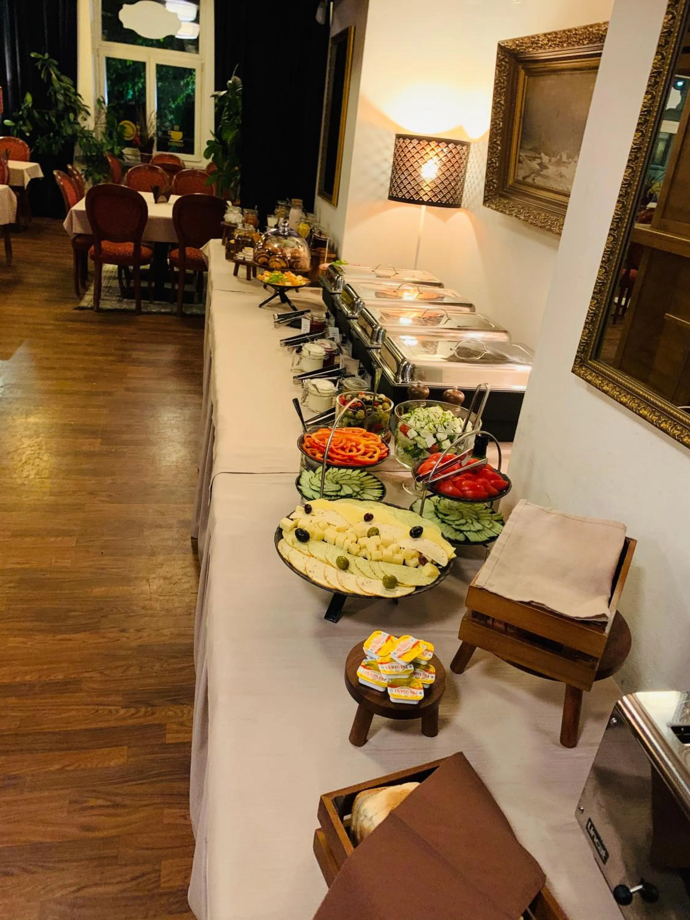 Restaurant/places to eat in Hotel Metropolis