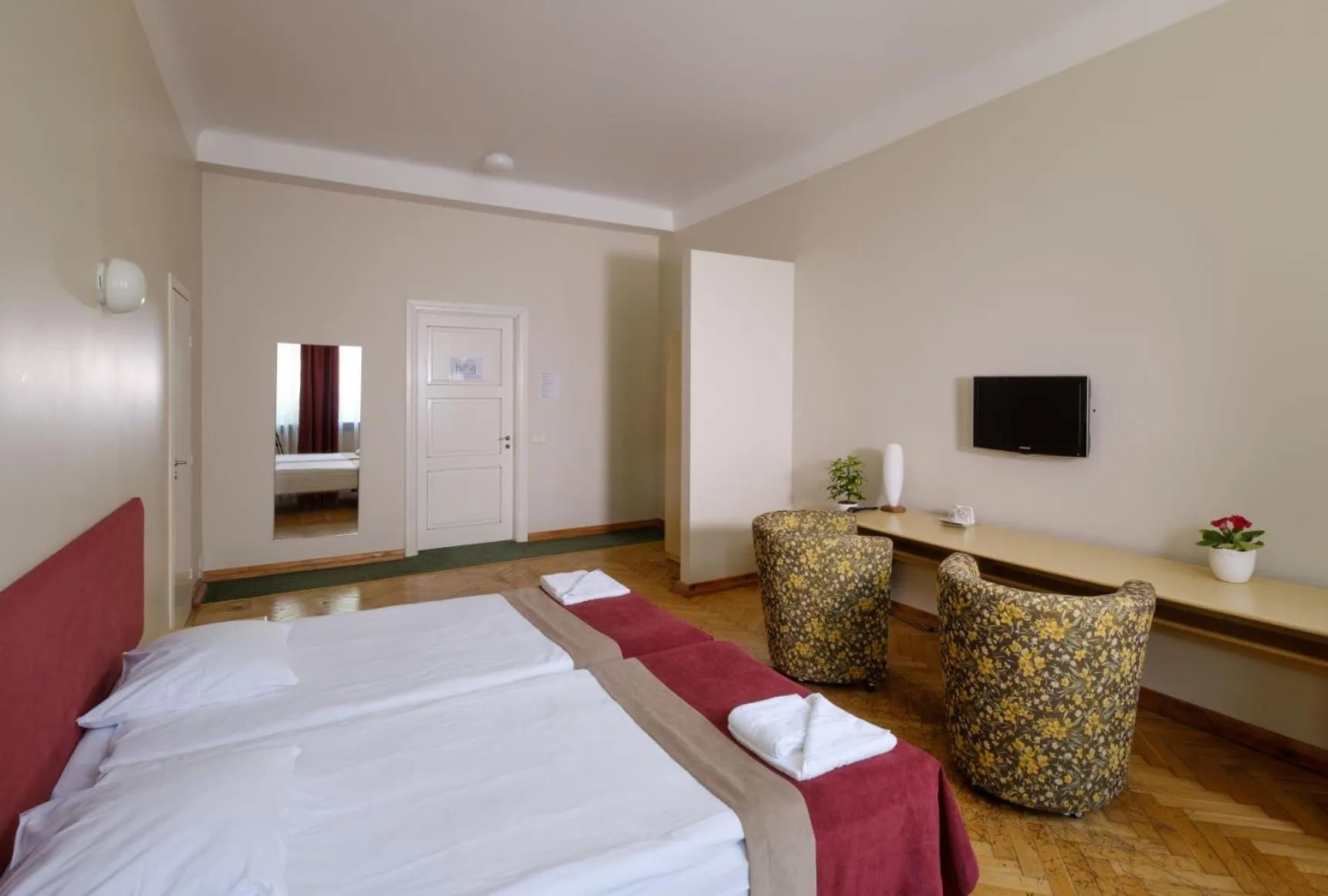 Photo of the whole room, Bed in Hotel Metropolis