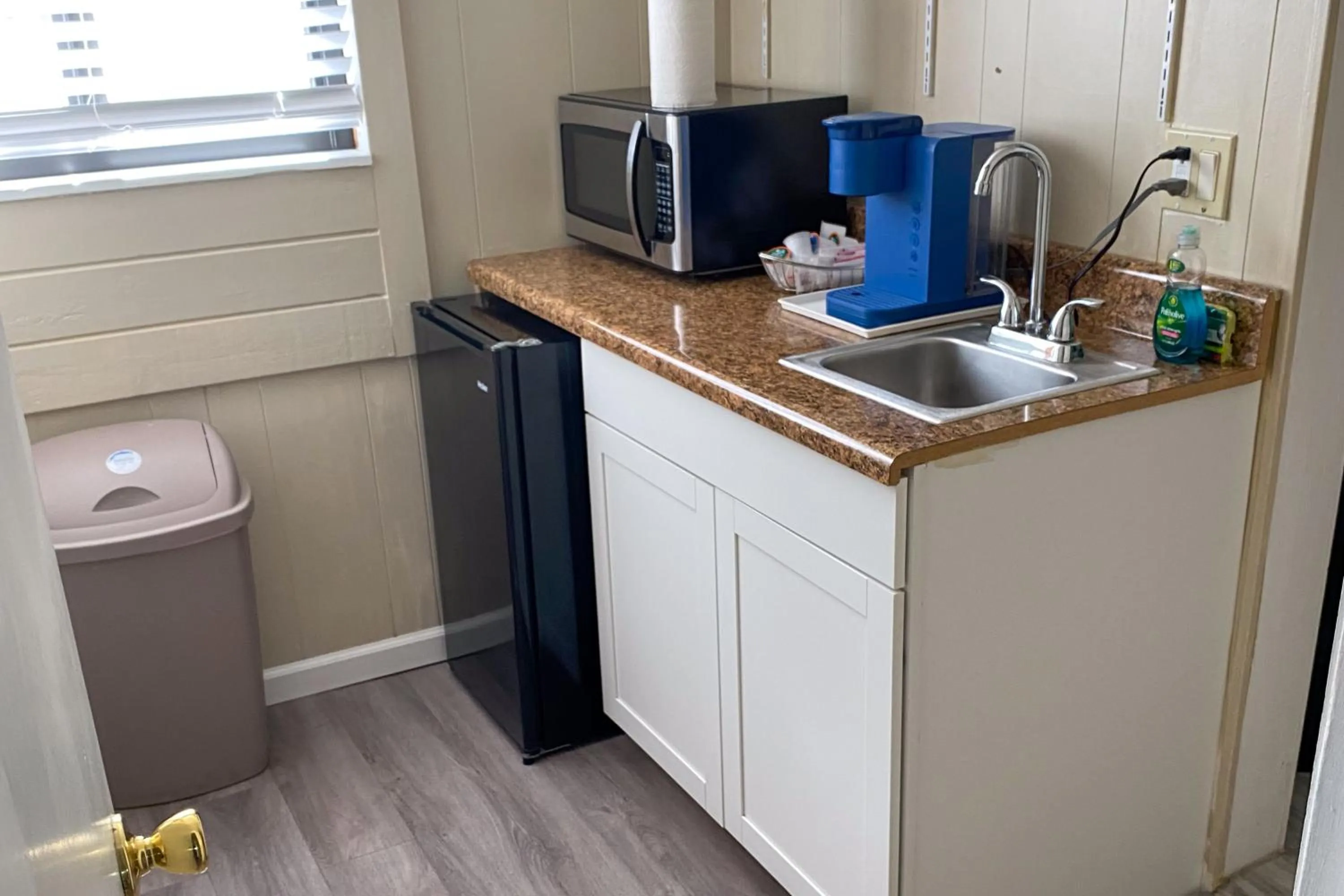 Kitchen or kitchenette in The Palmetto Inn