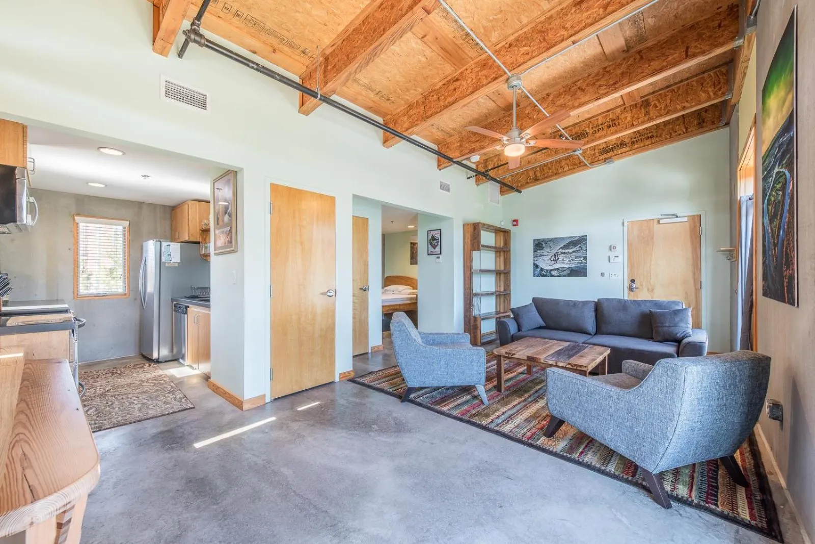 Bathroom in The Crash Pad: An Uncommon Hostel