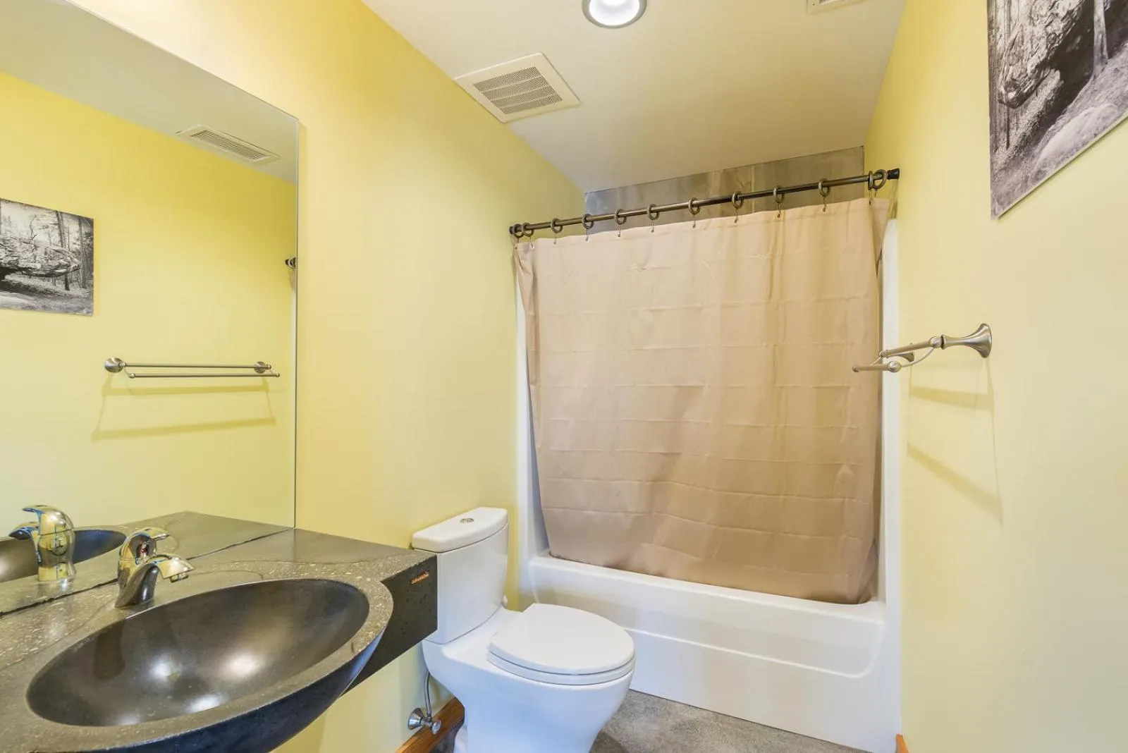 Bathroom in The Crash Pad: An Uncommon Hostel