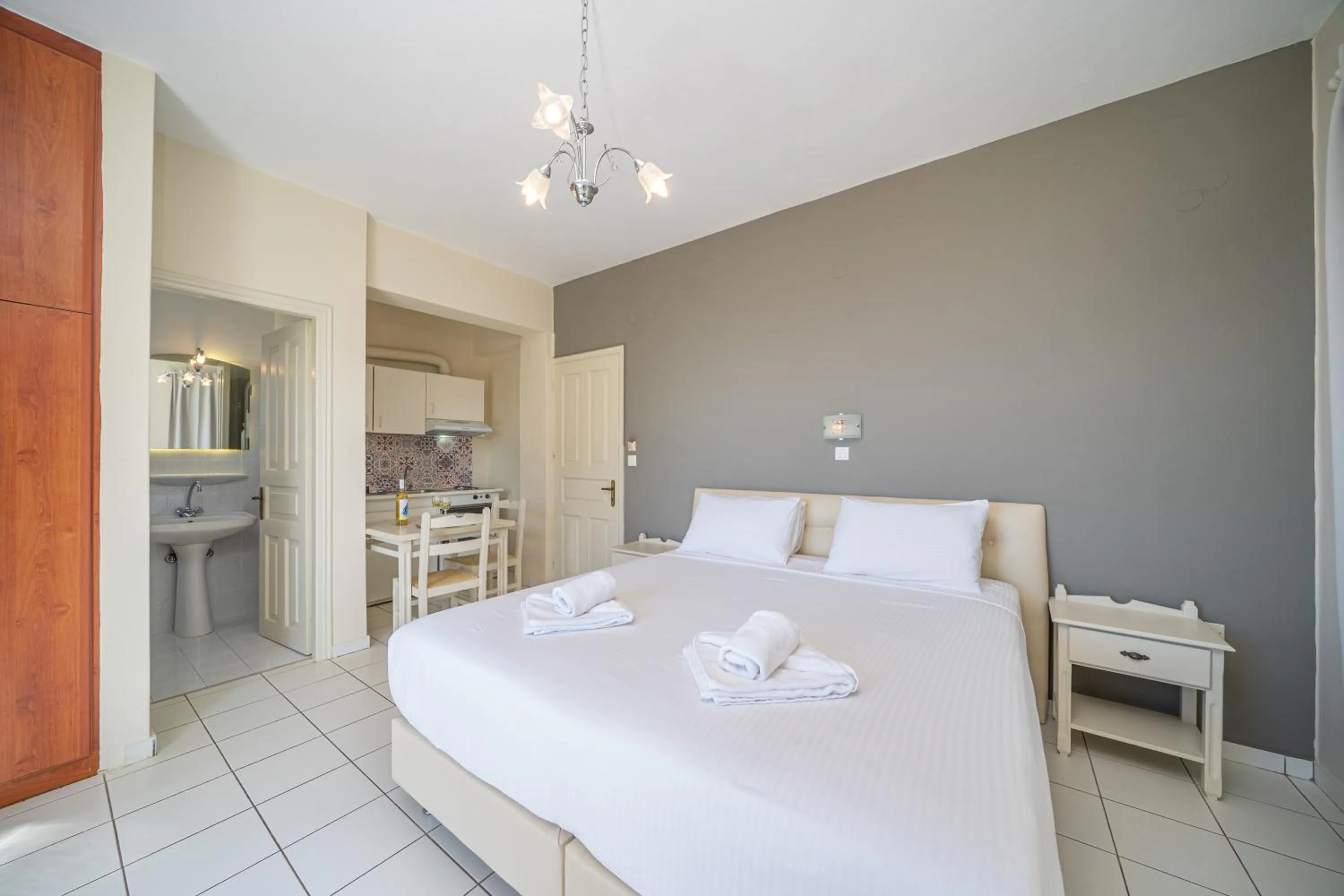 Photo of the whole room in Panoramic Sunset