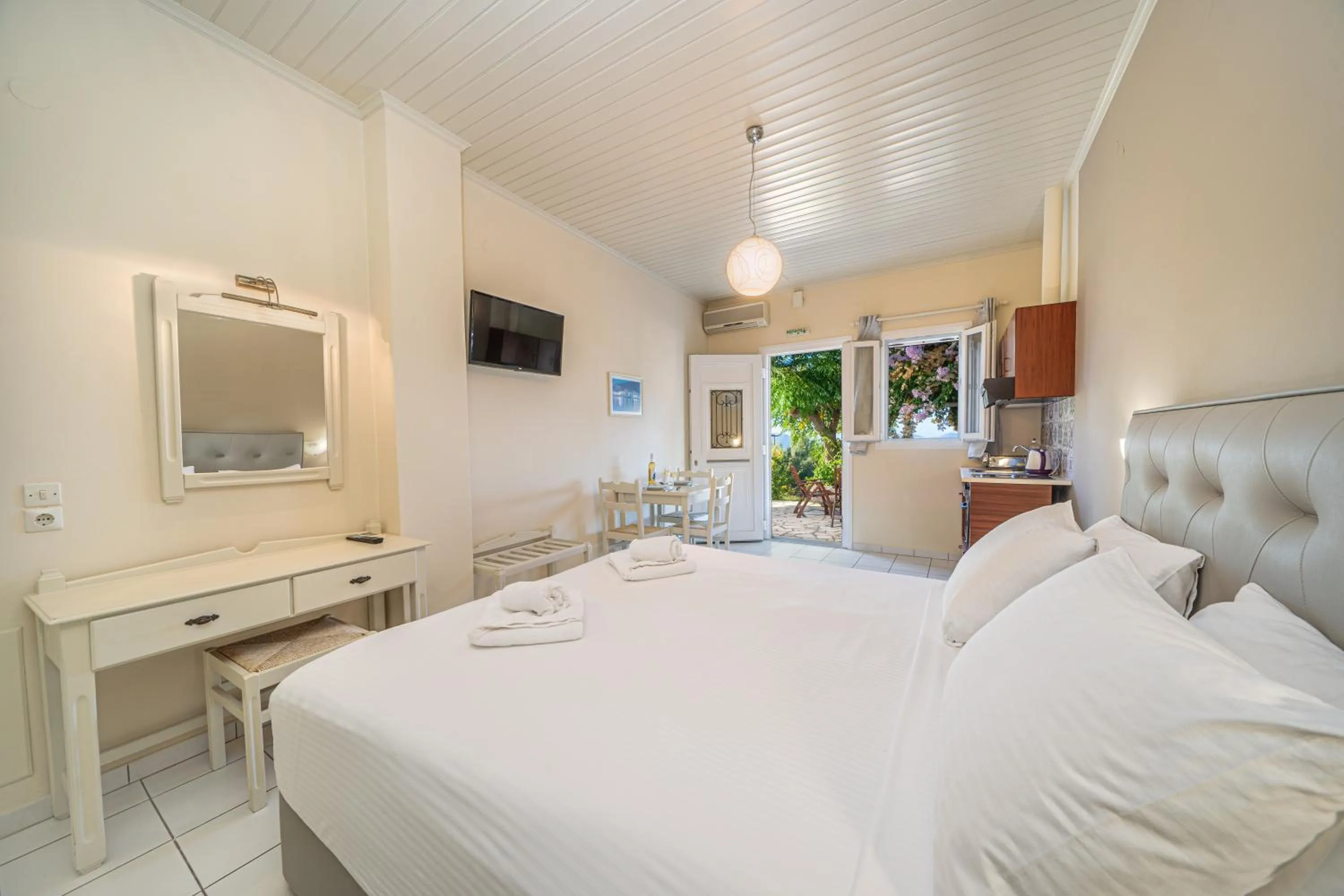 Photo of the whole room in Panoramic Sunset