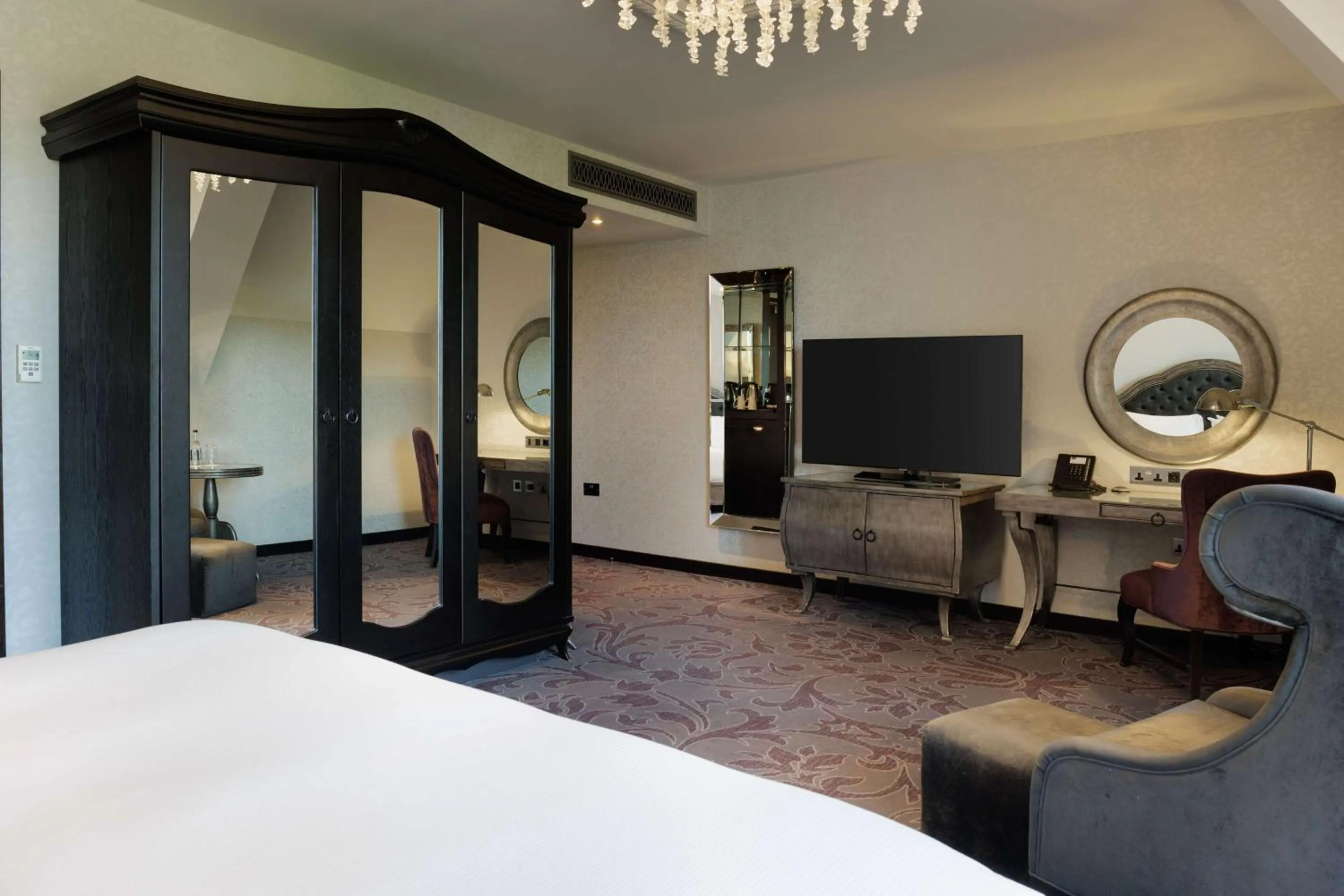 Bedroom, Bed in Hilton London Syon Park