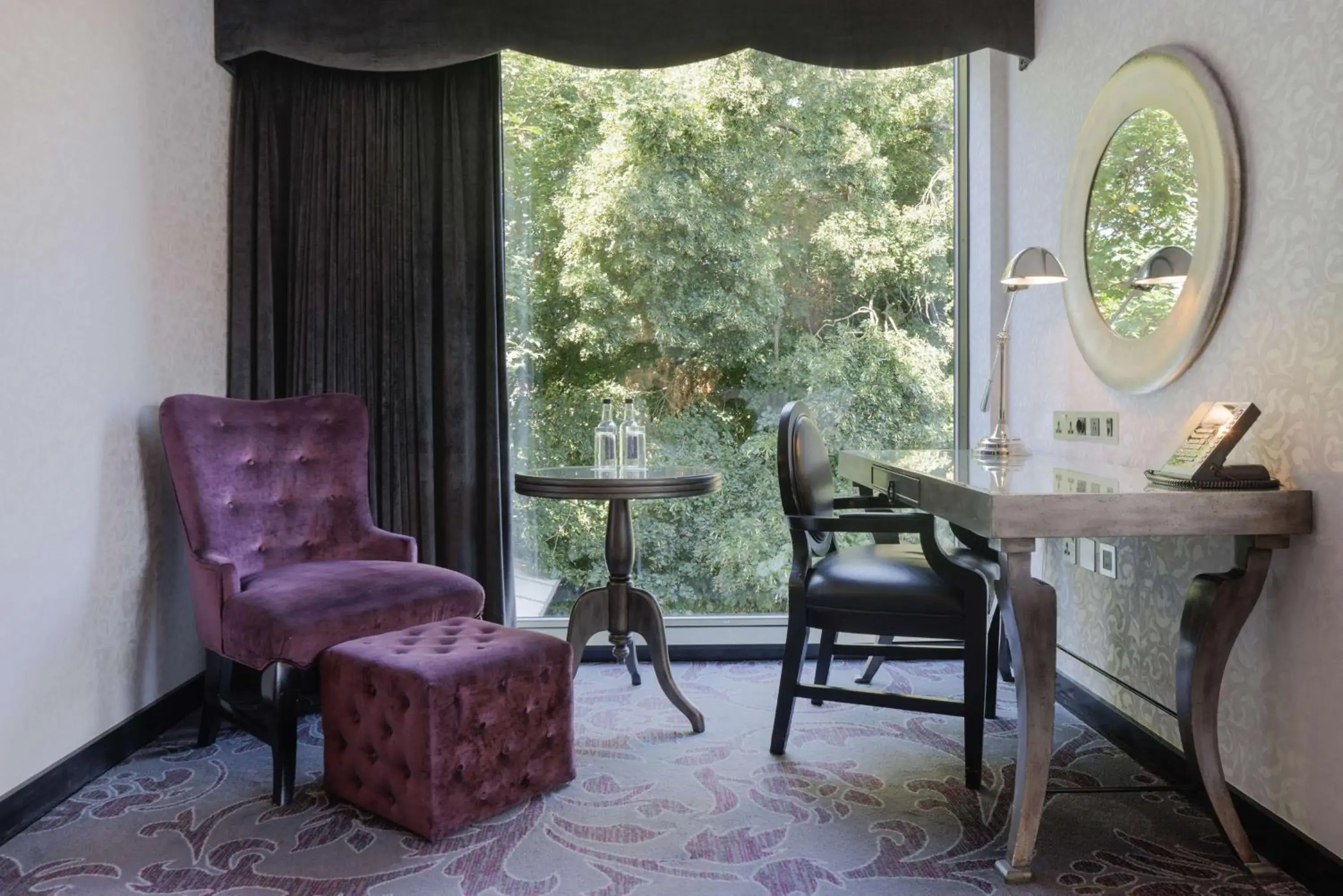 Deluxe Corner King Room in Hilton London Syon Park Deluxe Corner King Room in Hilton London Syon Park