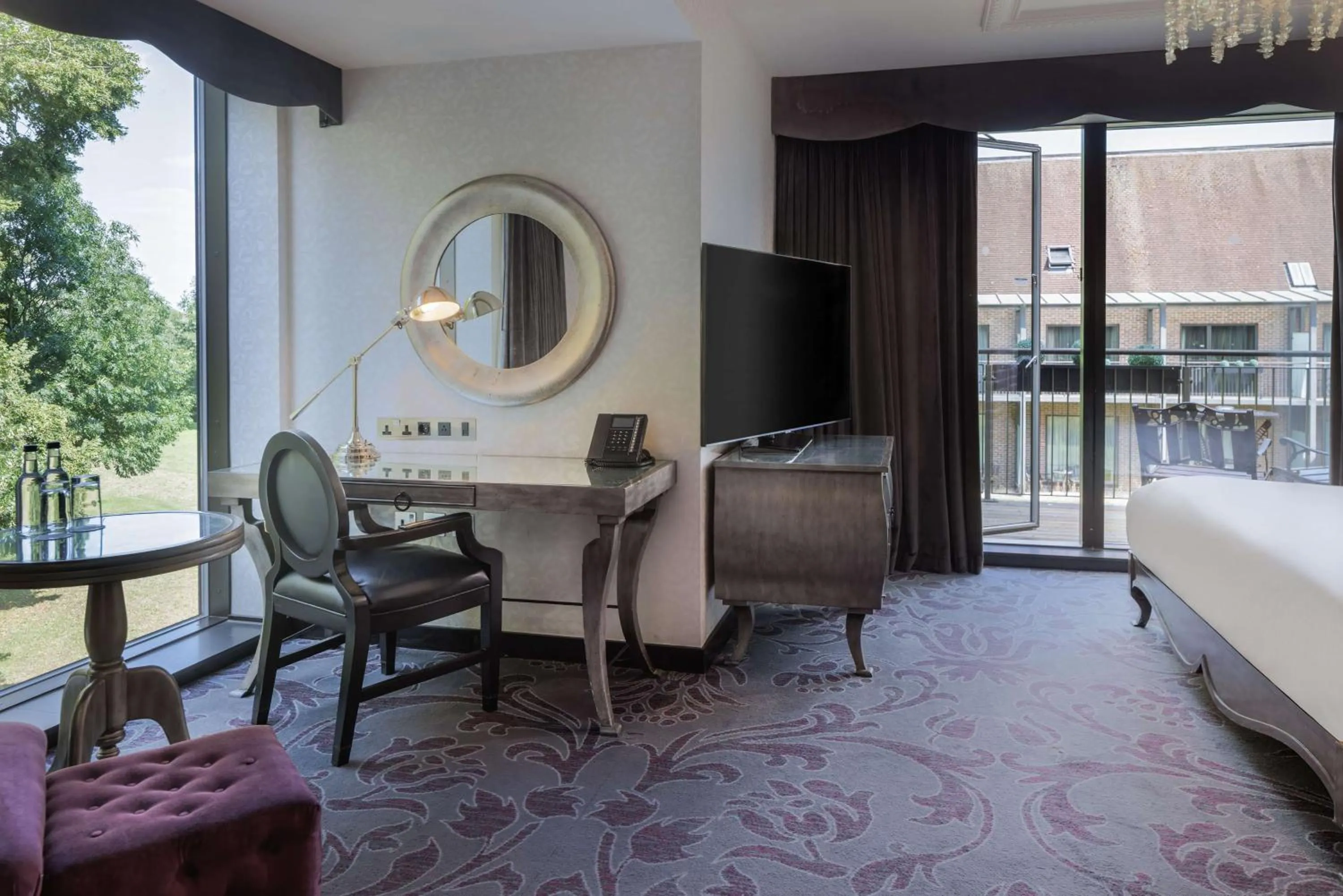 Living room, Bed in Hilton London Syon Park