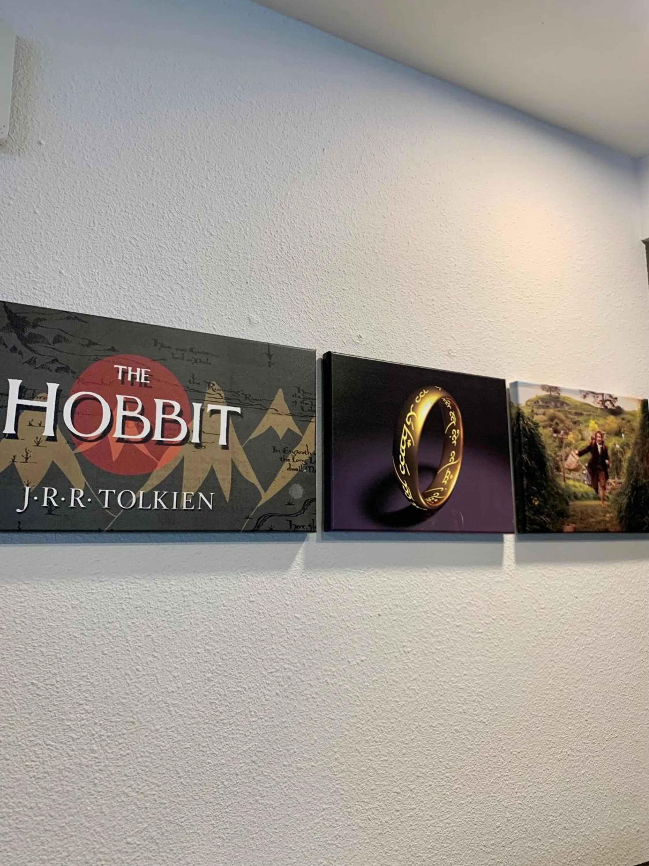 Text overlay in Hobbit Hotel Mechelen