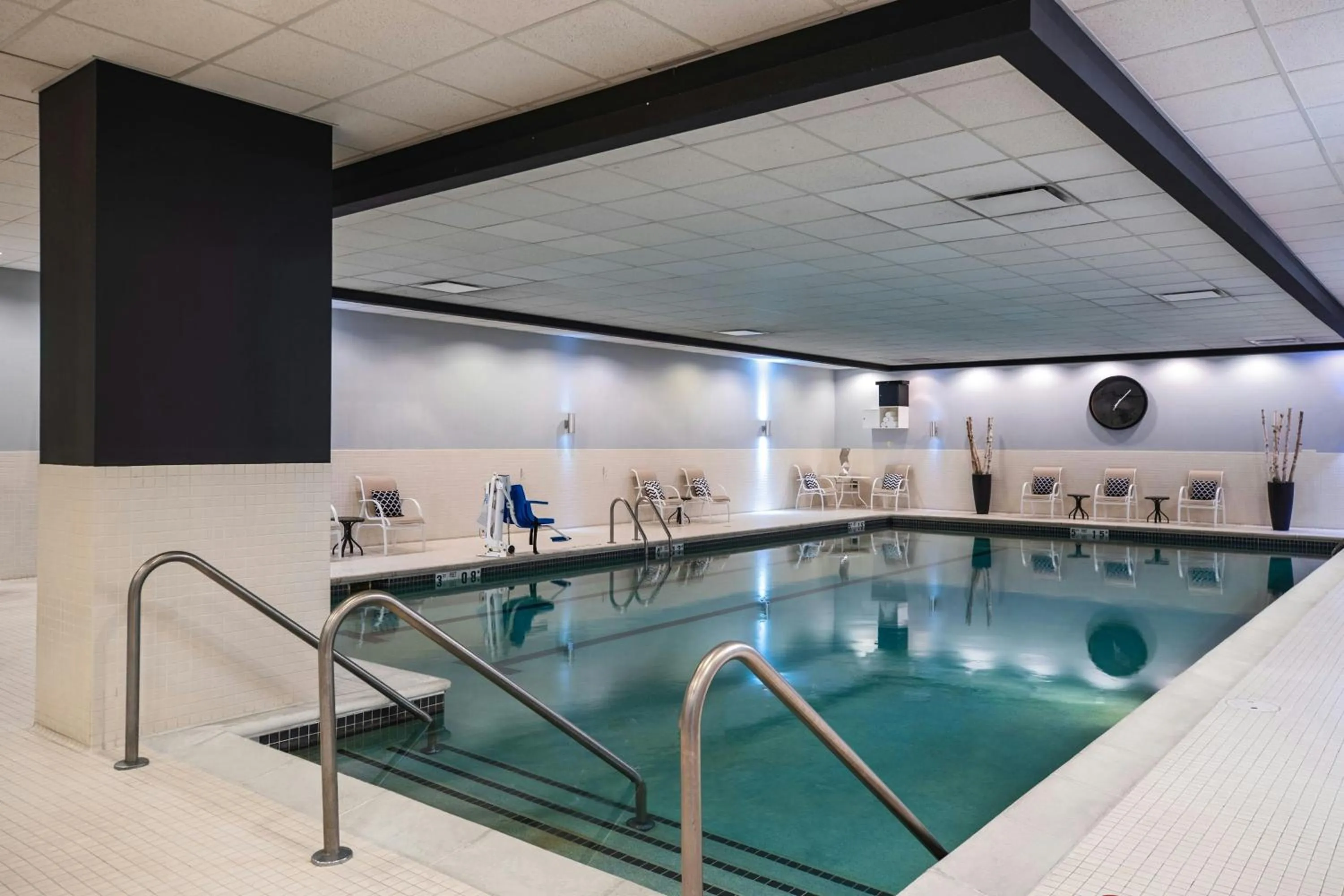 Swimming pool in Renaissance Chicago O'Hare Suites Hotel