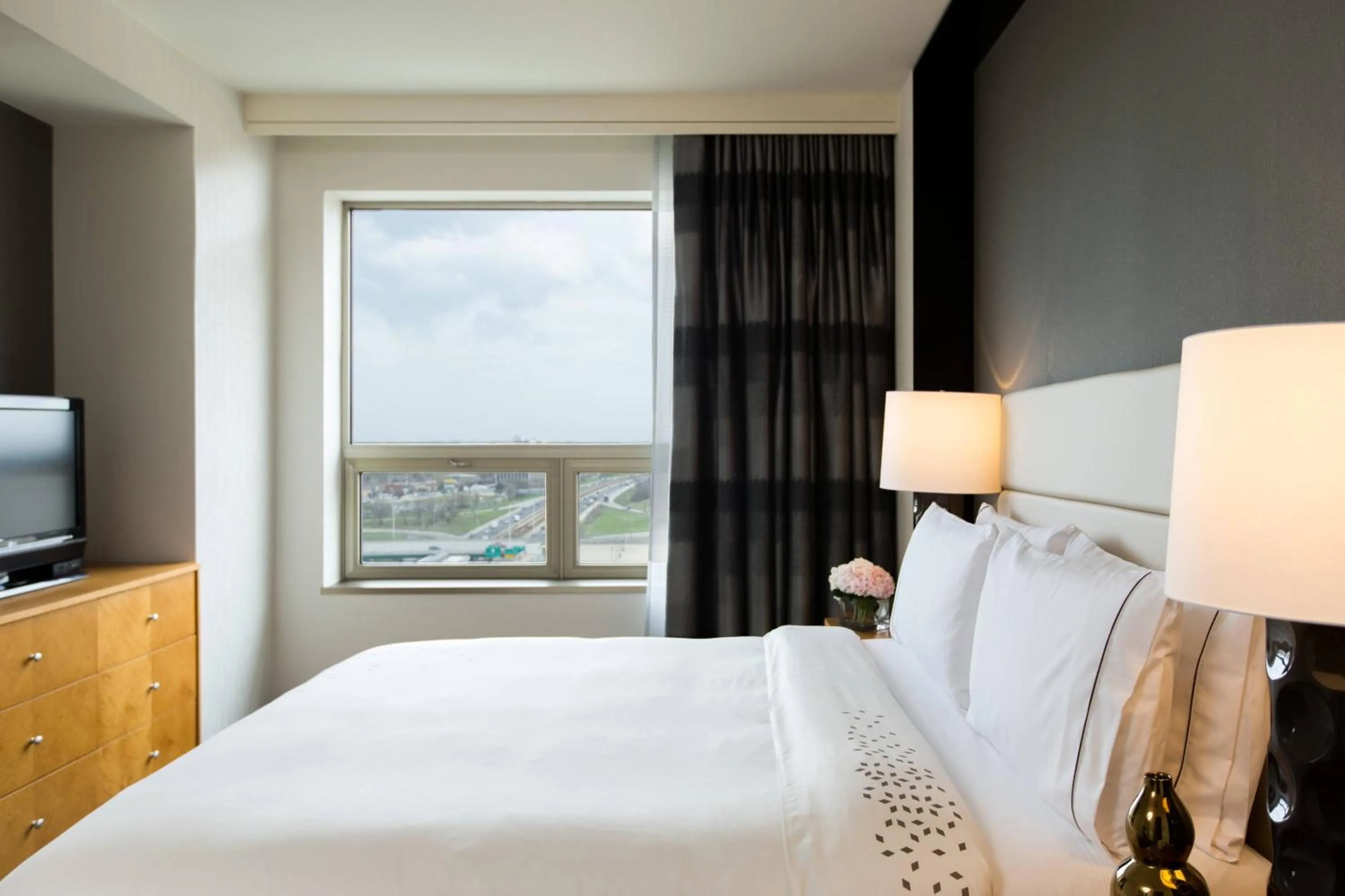 Bedroom, Bed in Renaissance Chicago O'Hare Suites Hotel