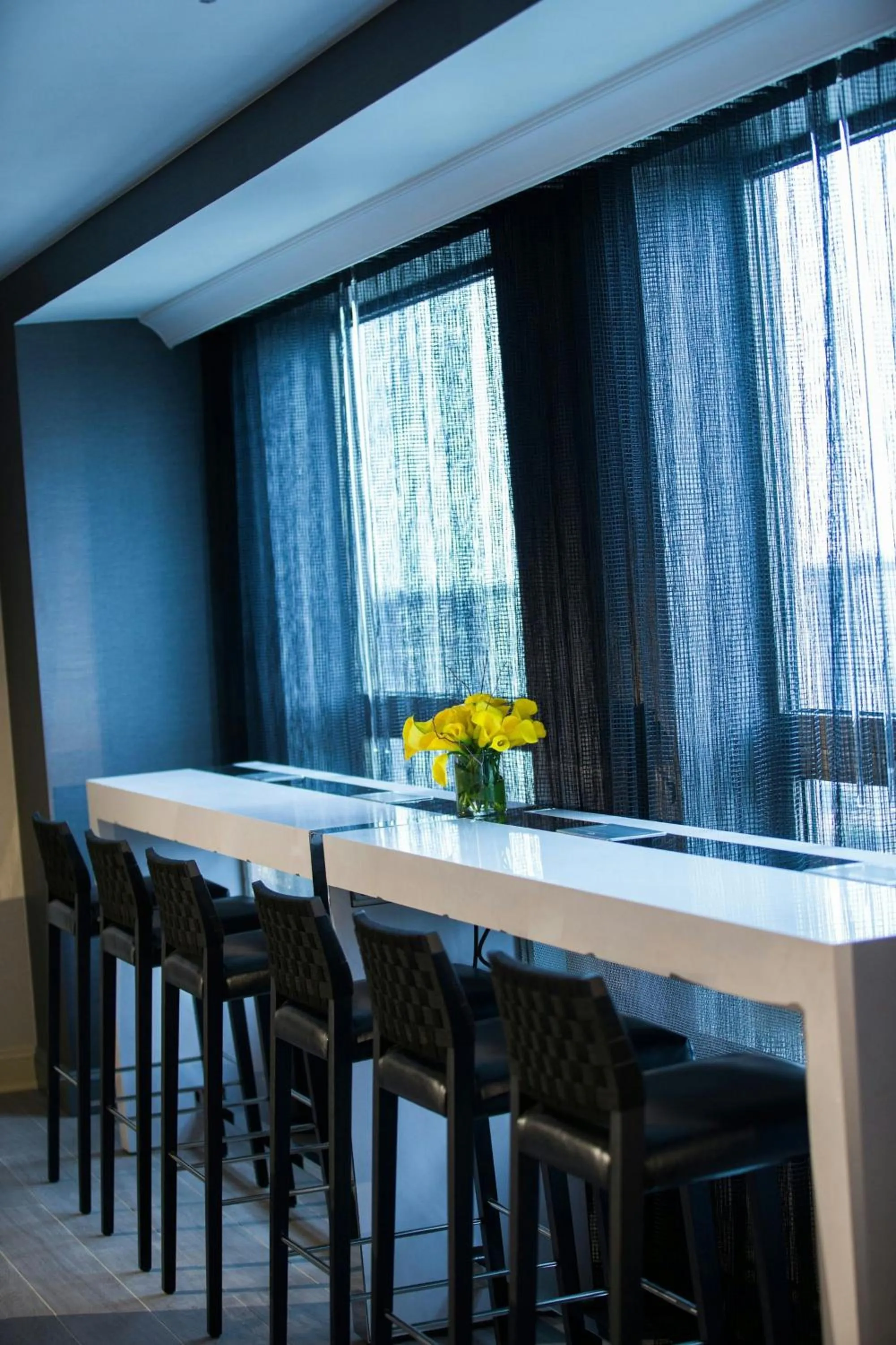 Lounge or bar in Renaissance Chicago O'Hare Suites Hotel