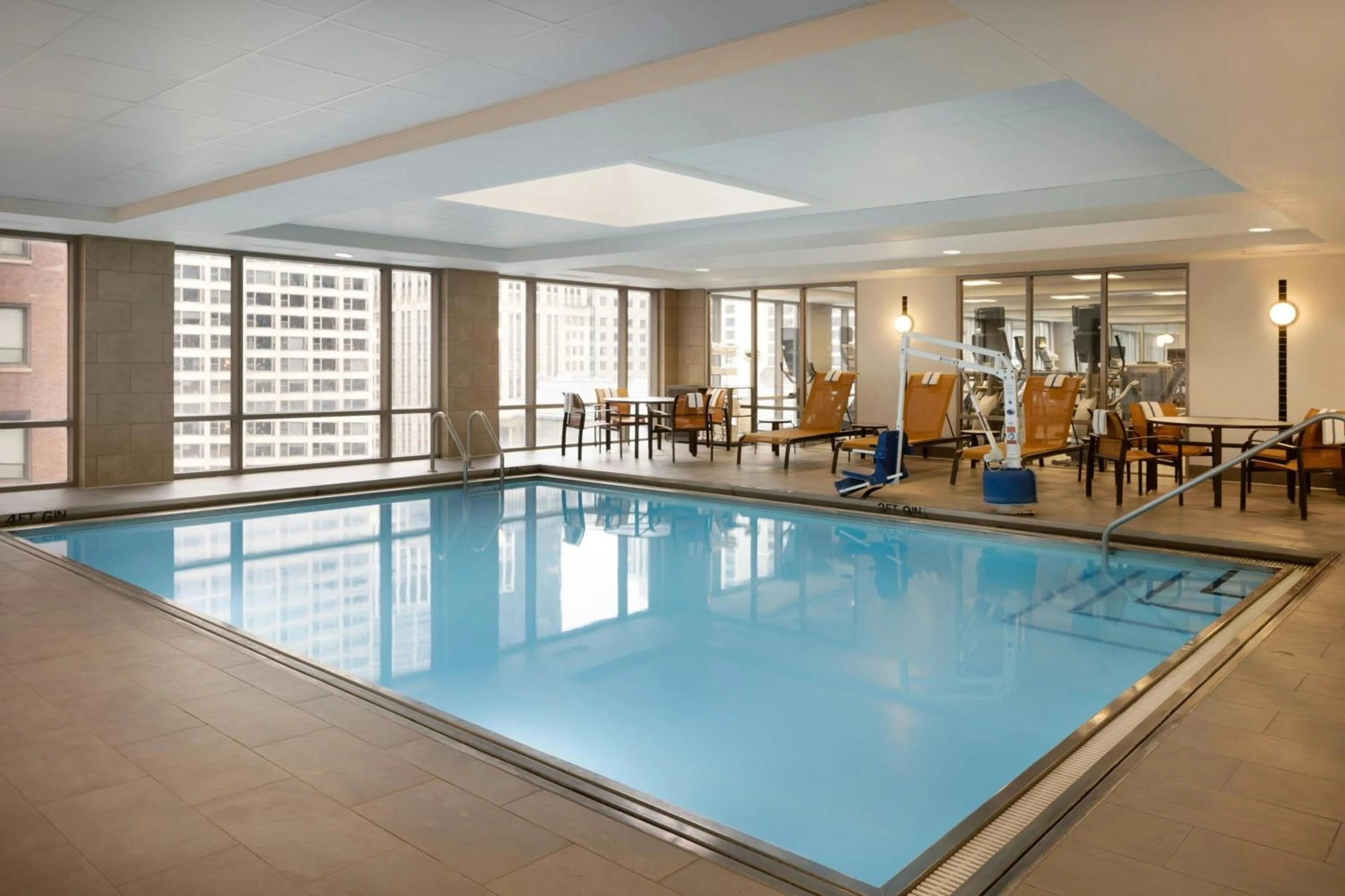 Swimming pool in Courtyard Chicago Downtown/Magnificent Mile