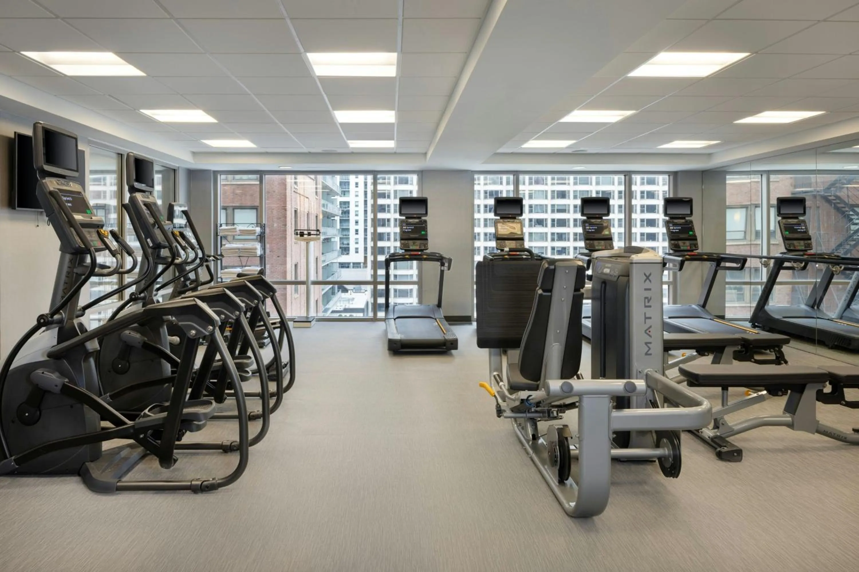 Fitness centre/facilities in Courtyard Chicago Downtown/Magnificent Mile
