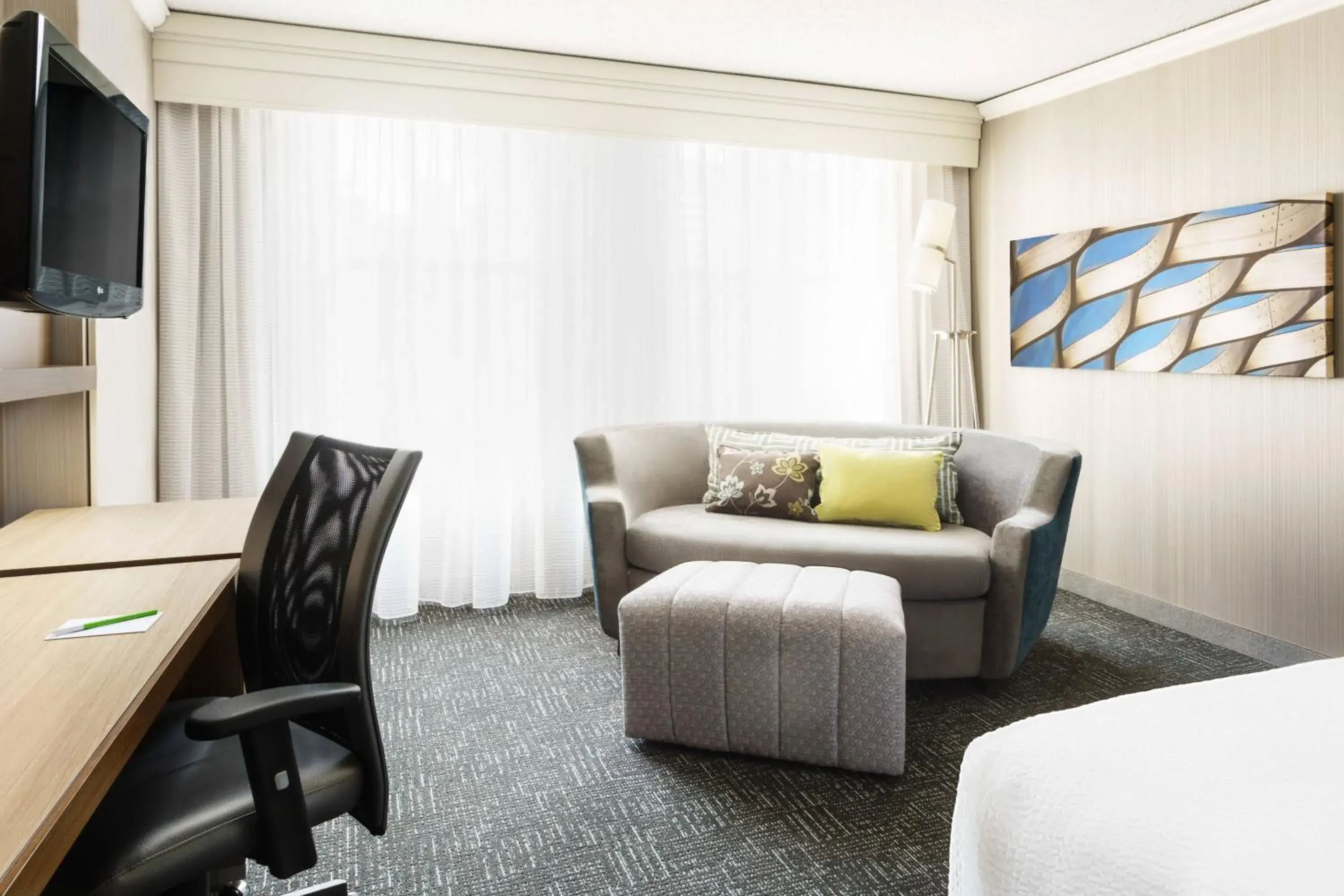 King Room with Sofa Bed in Courtyard Chicago Downtown/Magnificent Mile King Room with Sofa Bed in Courtyard Chicago Downtown/Magnificent Mile