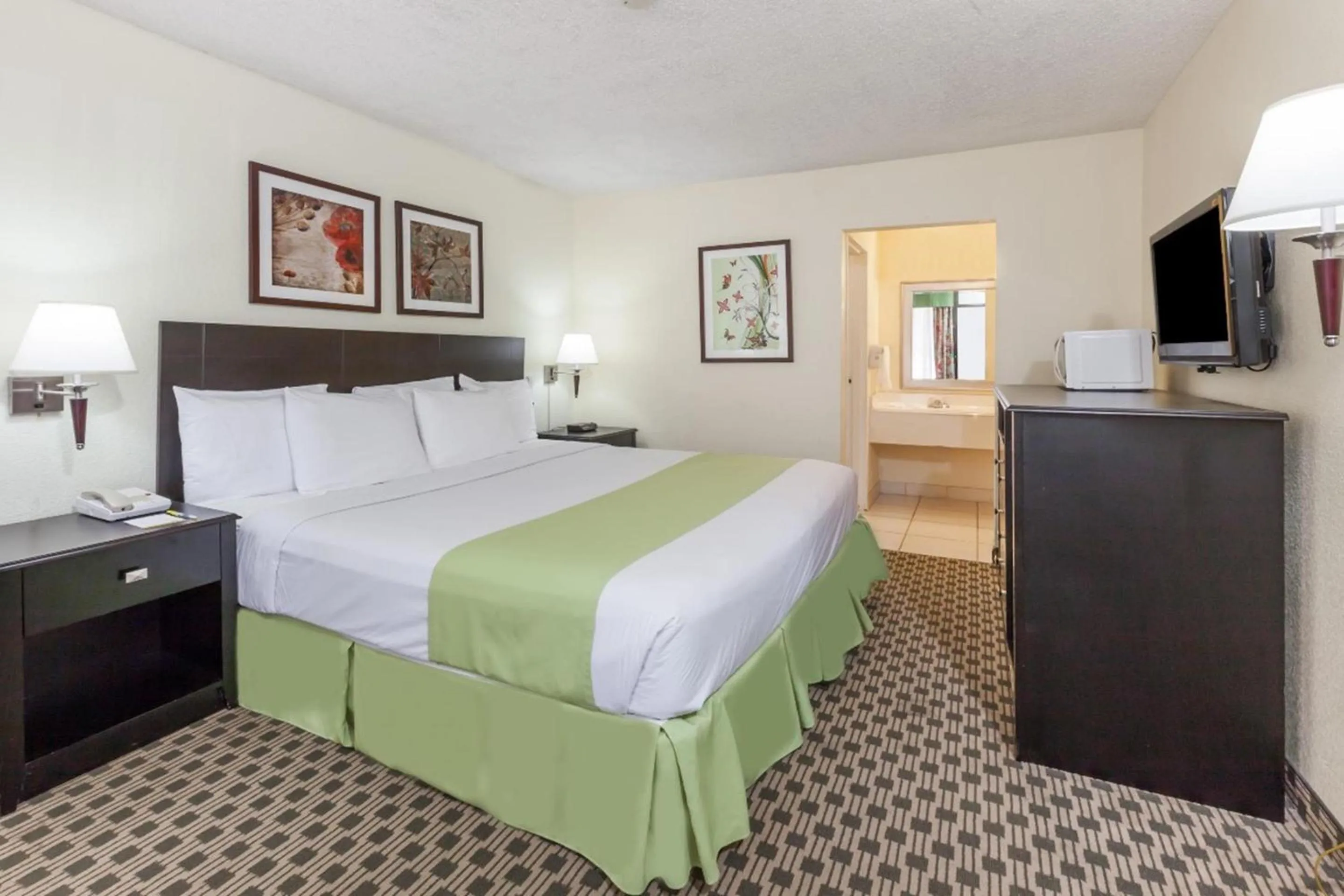 Bedroom, Bed in SureStay by Best Western Irving Grapevine DFW North