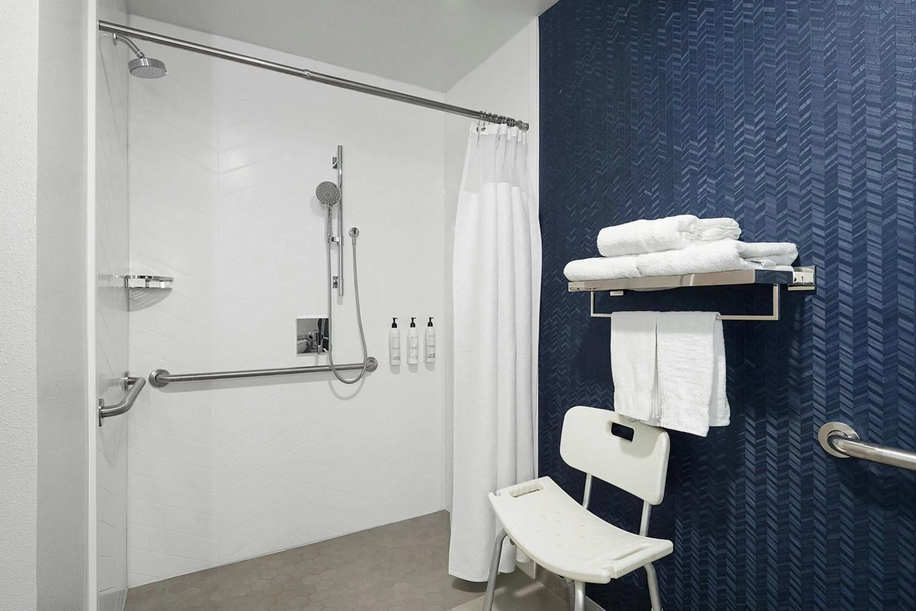 Bathroom in Fairfield Inn & Suites by Marriott Newark Liberty International Airport