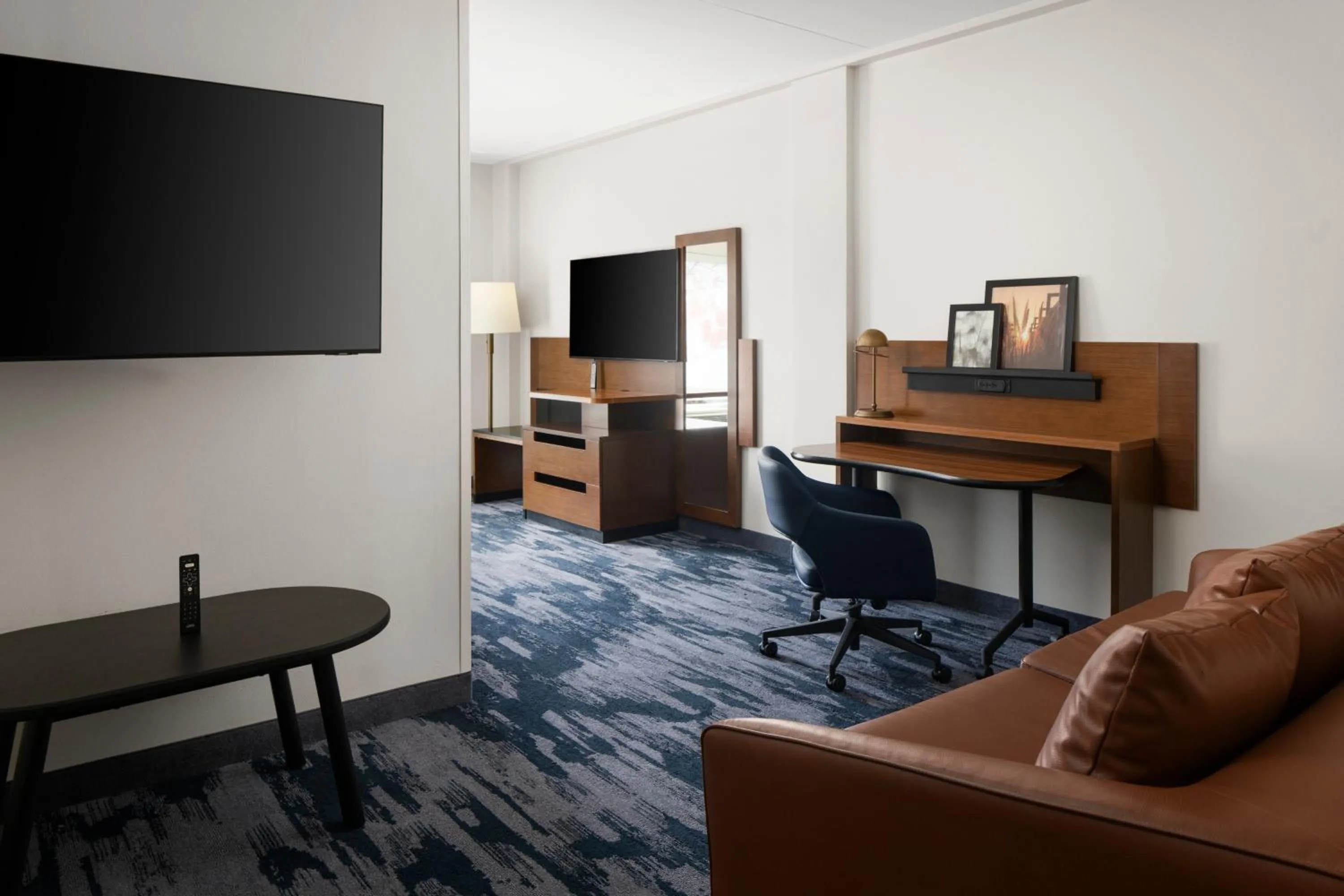 TV and multimedia in Fairfield Inn & Suites by Marriott Newark Liberty International Airport