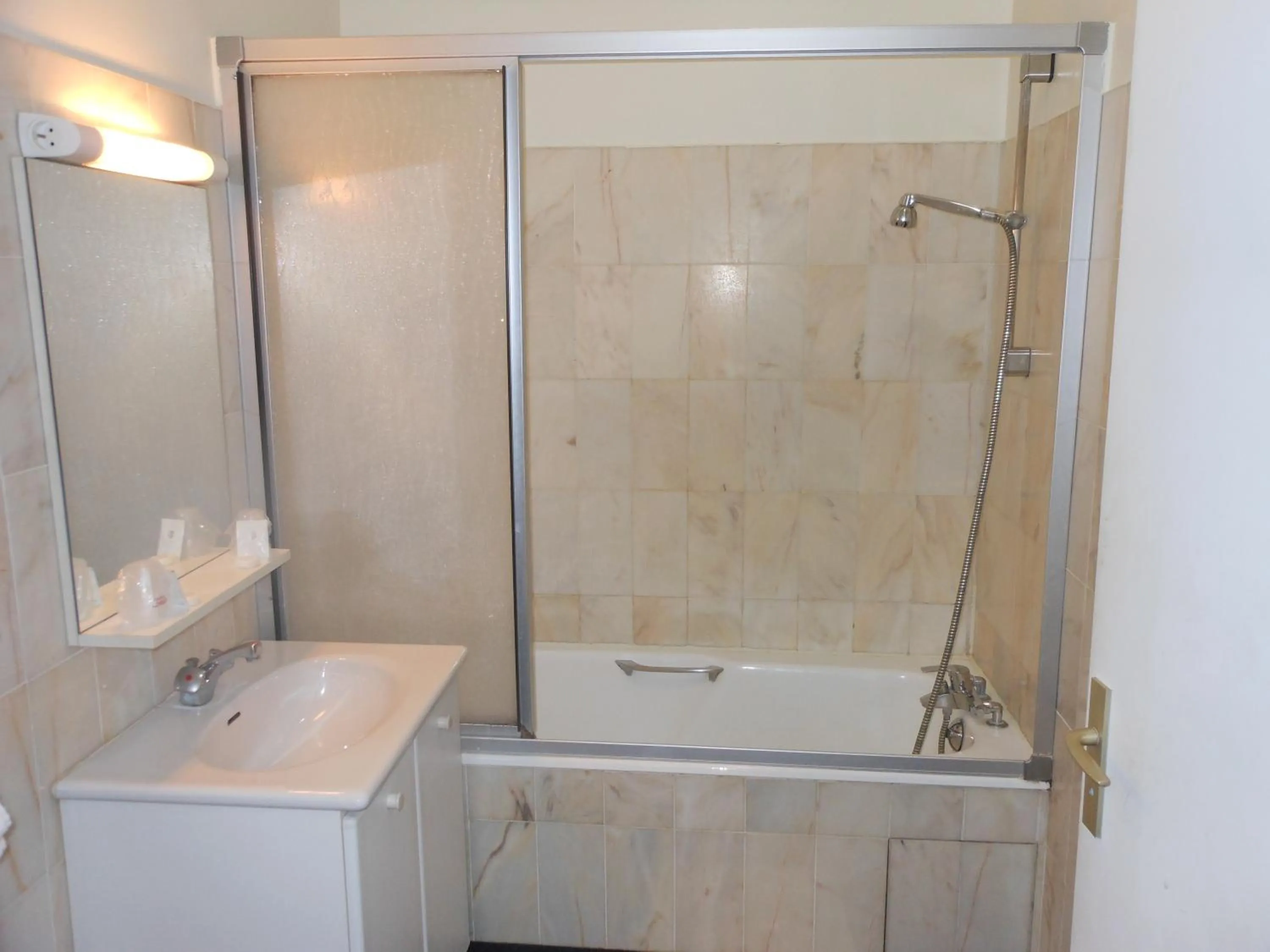 Bathroom in Le Central