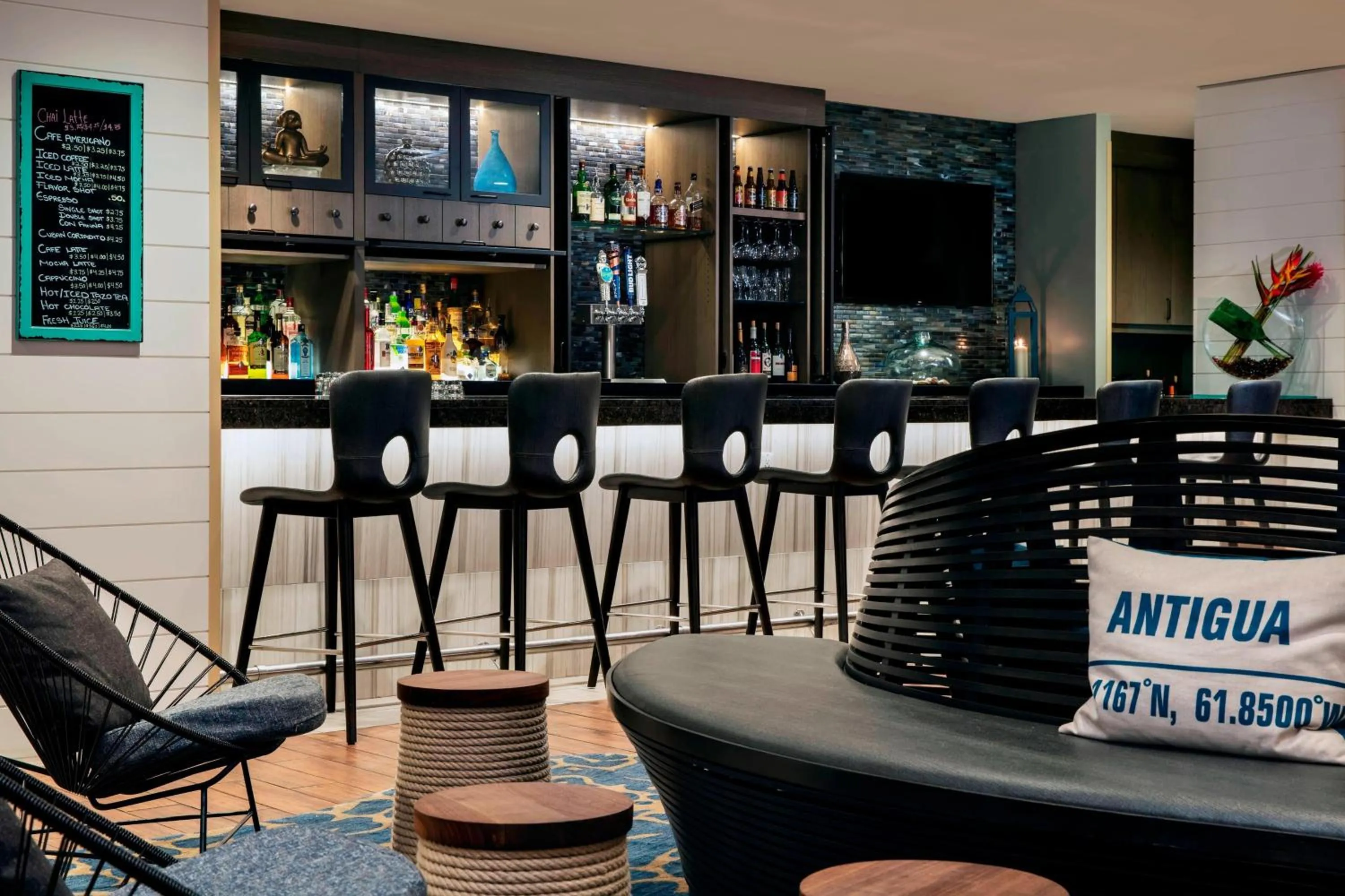 Lounge or bar in Renaissance Fort Lauderdale Cruise Port Hotel