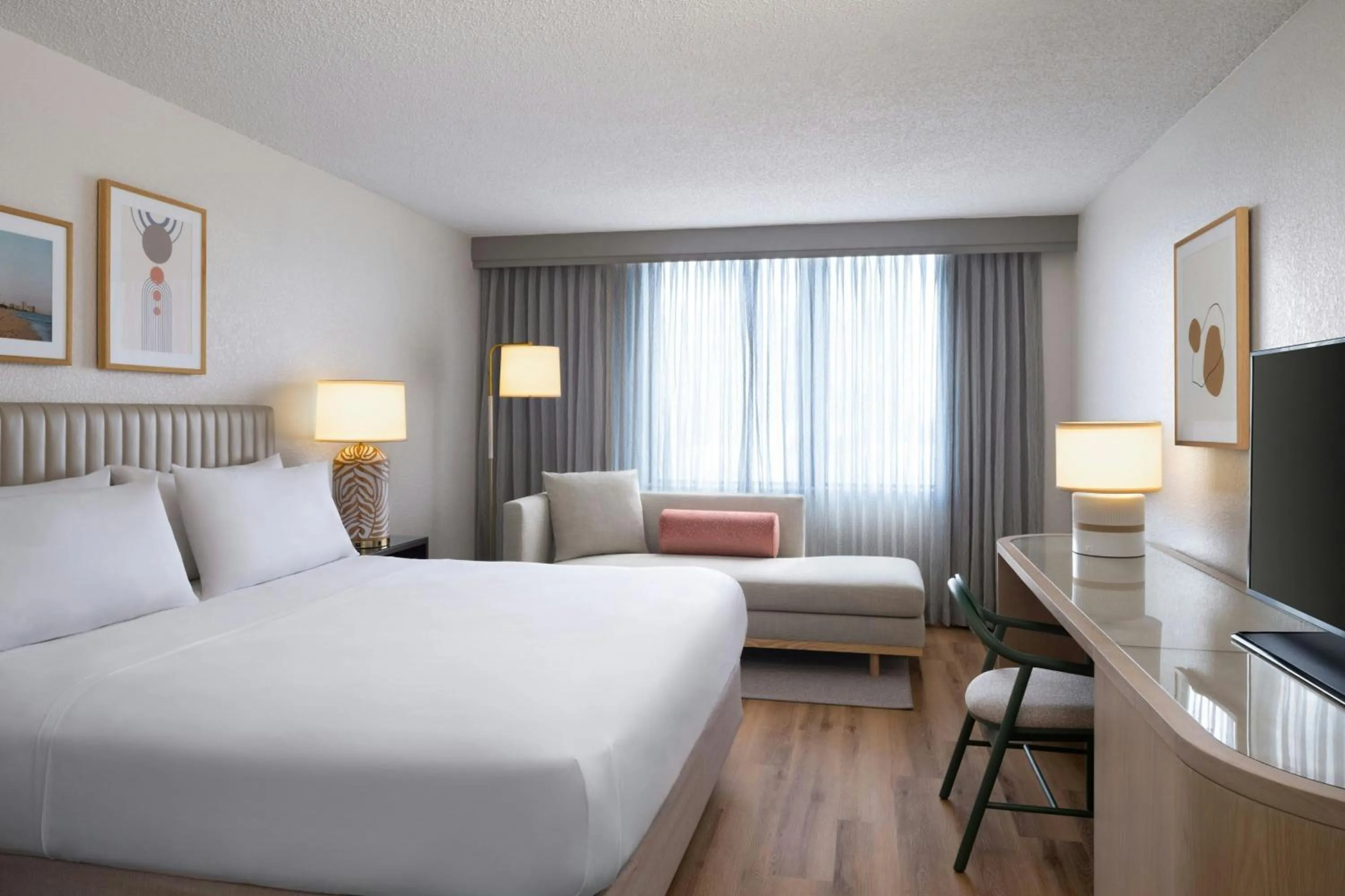 Photo of the whole room, Bed in Renaissance Fort Lauderdale Cruise Port Hotel