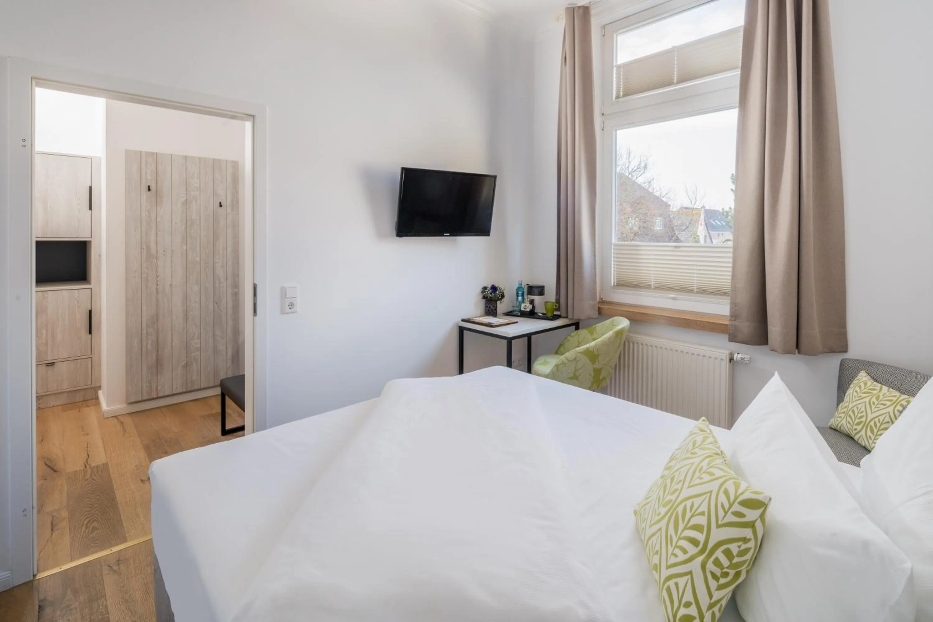 Shower, Bed in Parkhotel Wangerooge