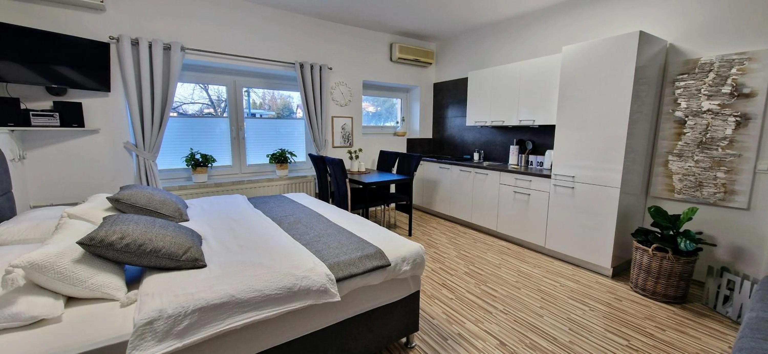 Photo of the whole room, Bed in Apartment Mario