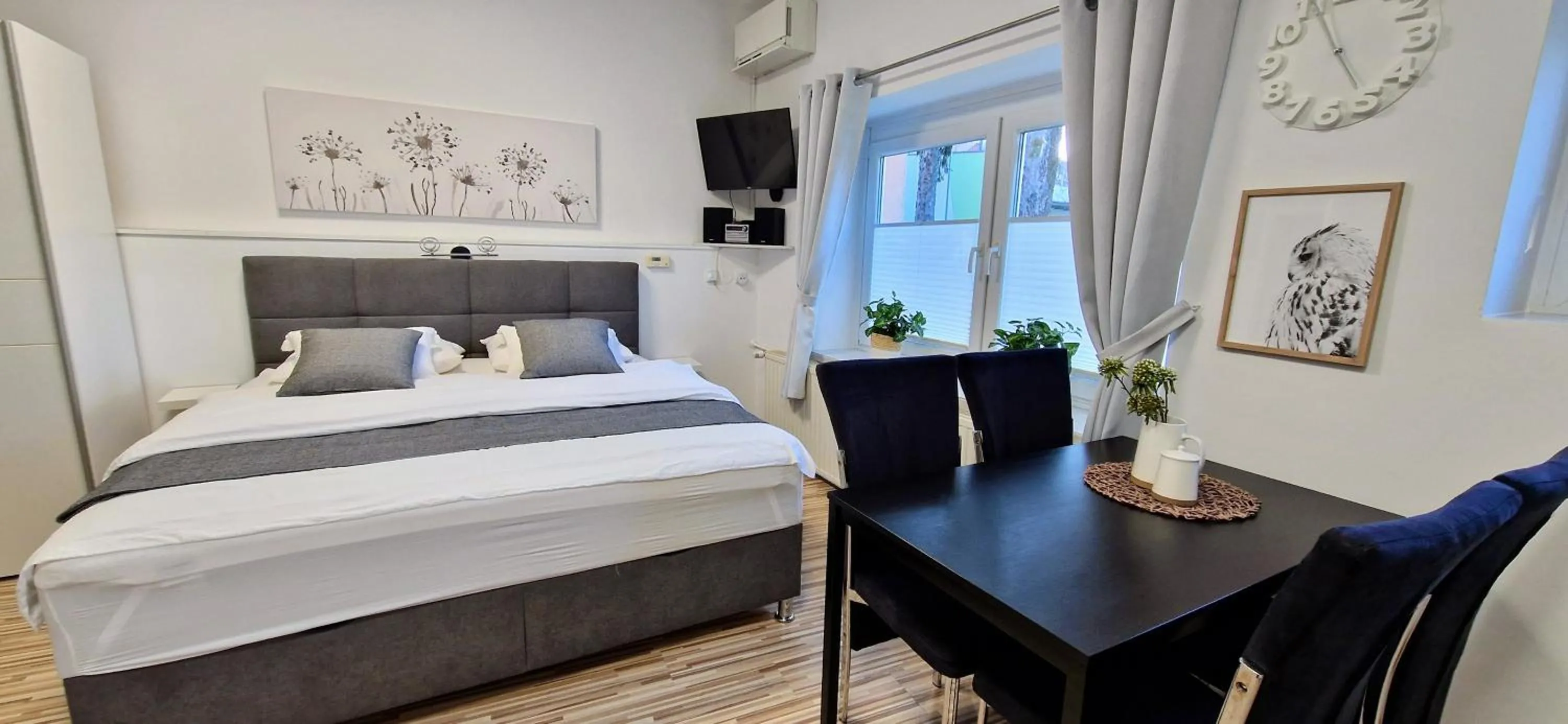 hair dresser, Bed in Apartment Mario