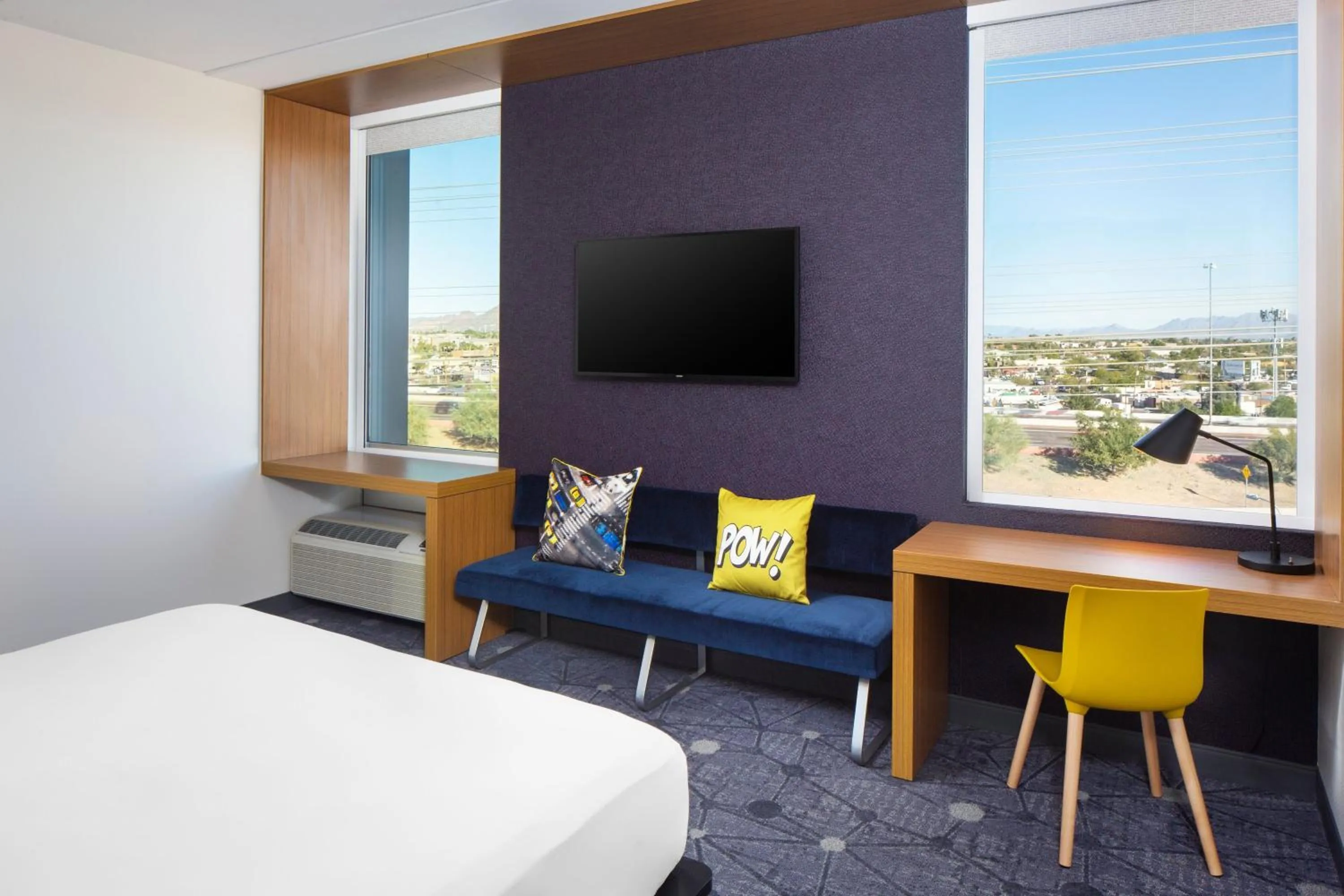 Photo of the whole room, Bed in Aloft Tempe