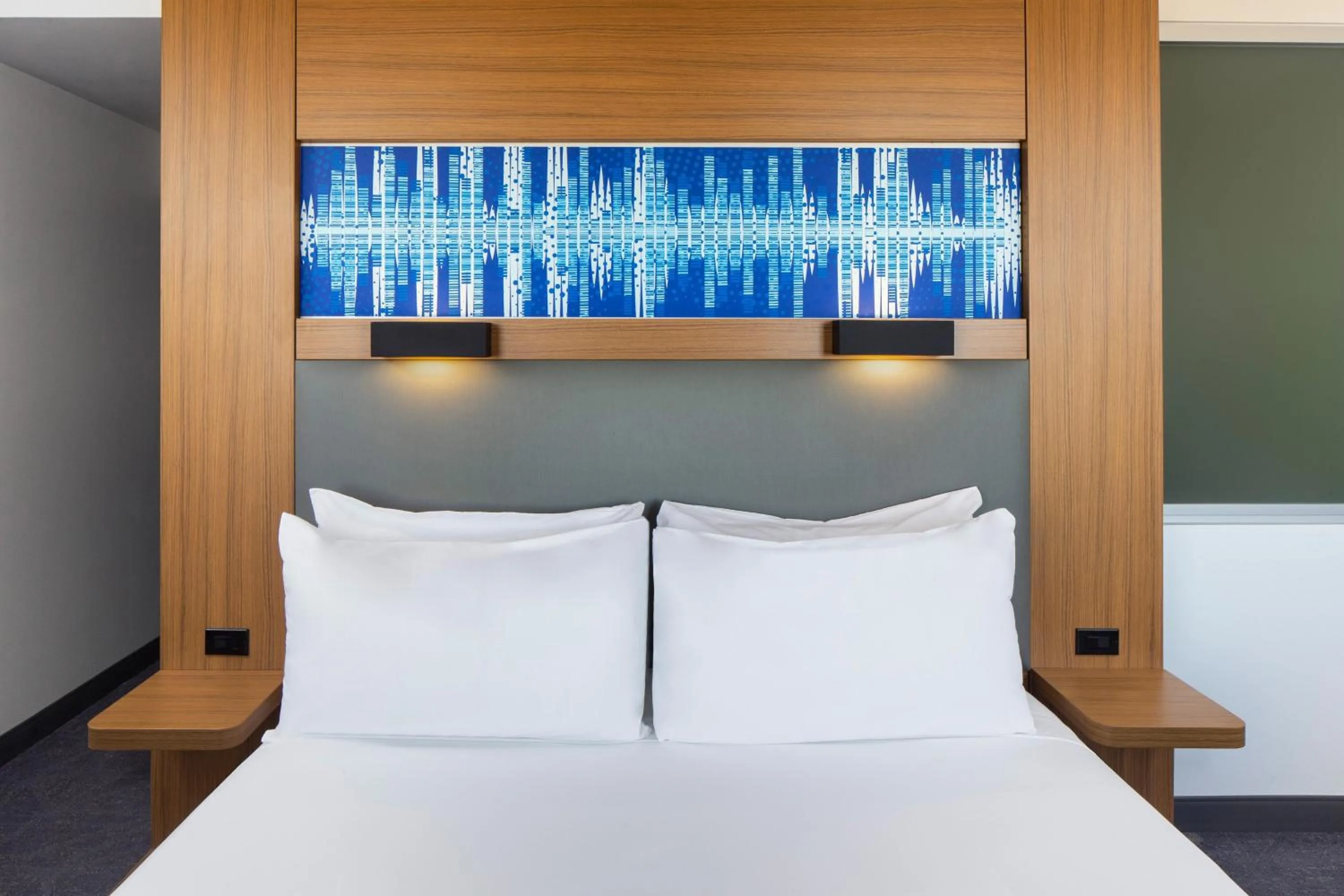 Photo of the whole room, Bed in Aloft Tempe