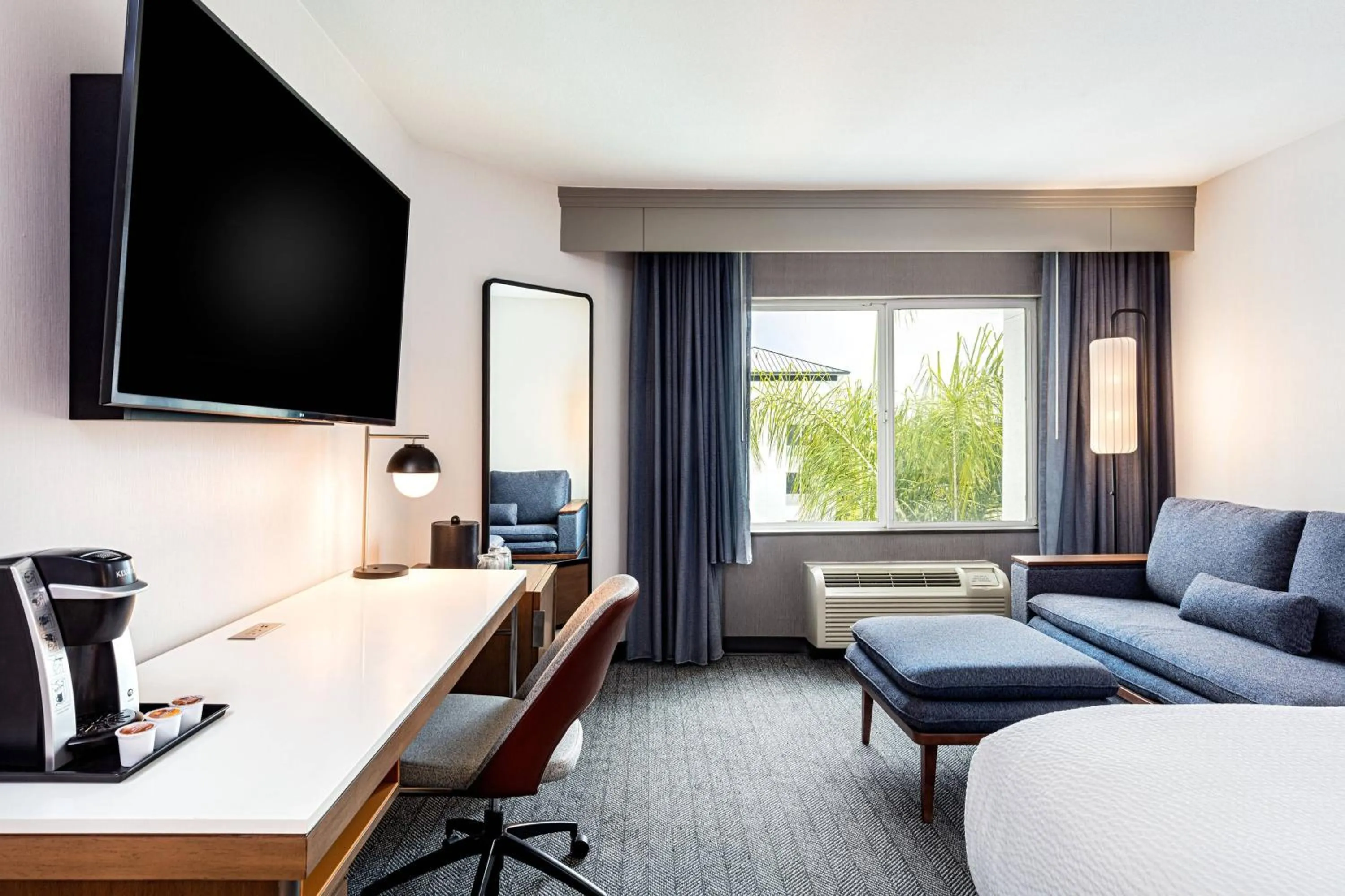 Photo of the whole room, Bed in Courtyard by Marriott Anaheim Resort/Convention Center