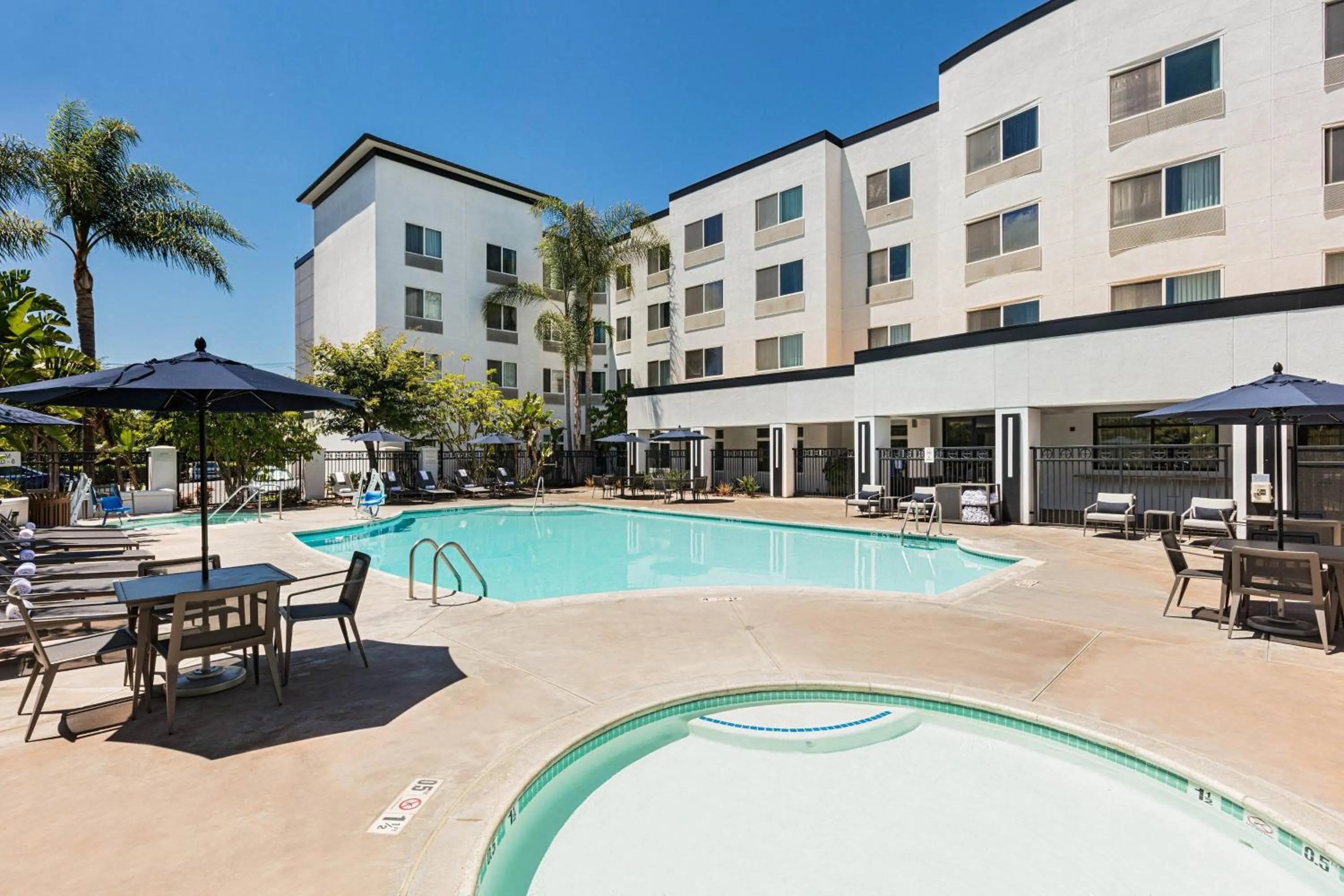 Swimming pool in Courtyard by Marriott Anaheim Resort/Convention Center