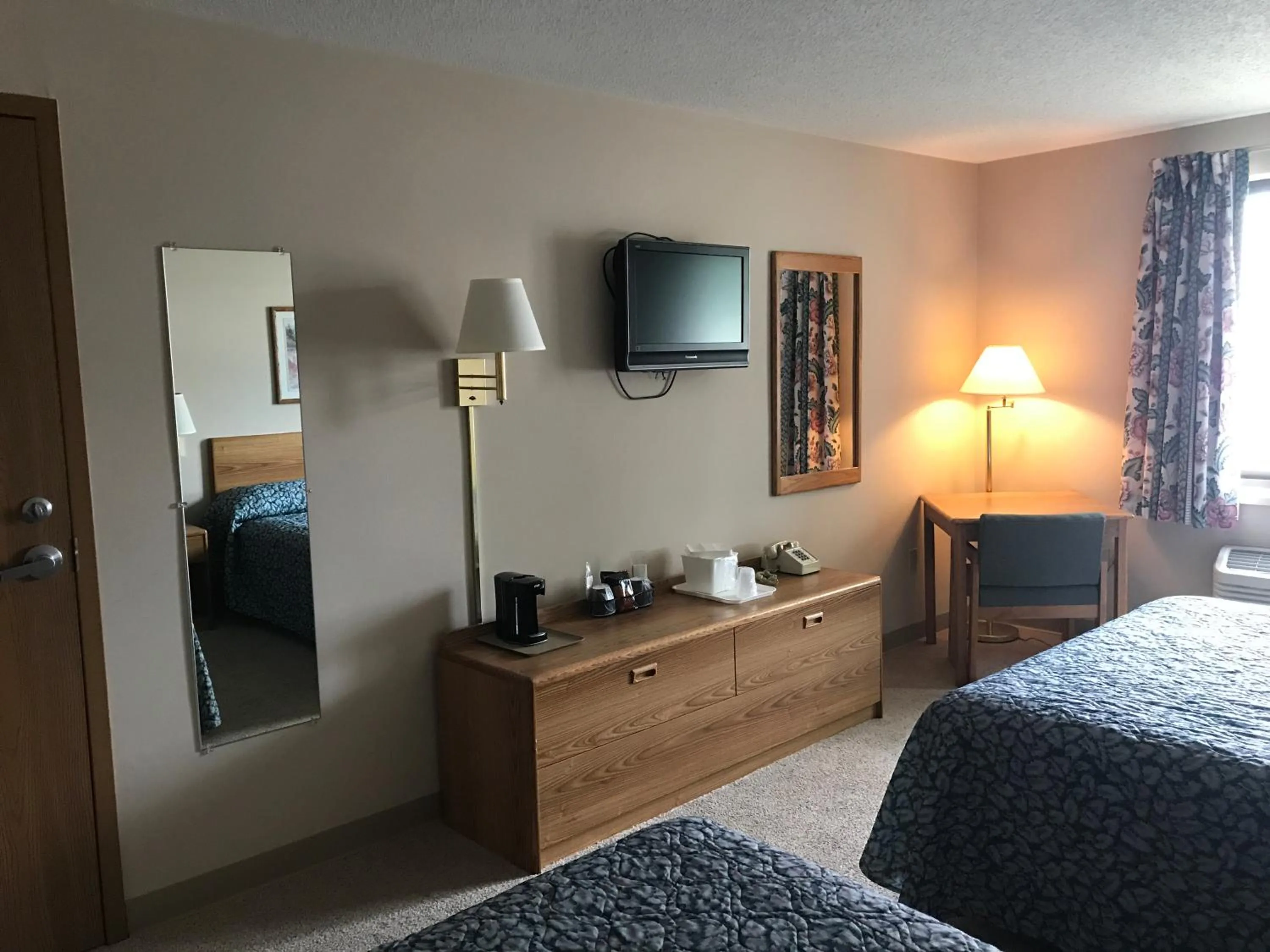 Bed in Econo Lodge Inn & Suites Oconto
