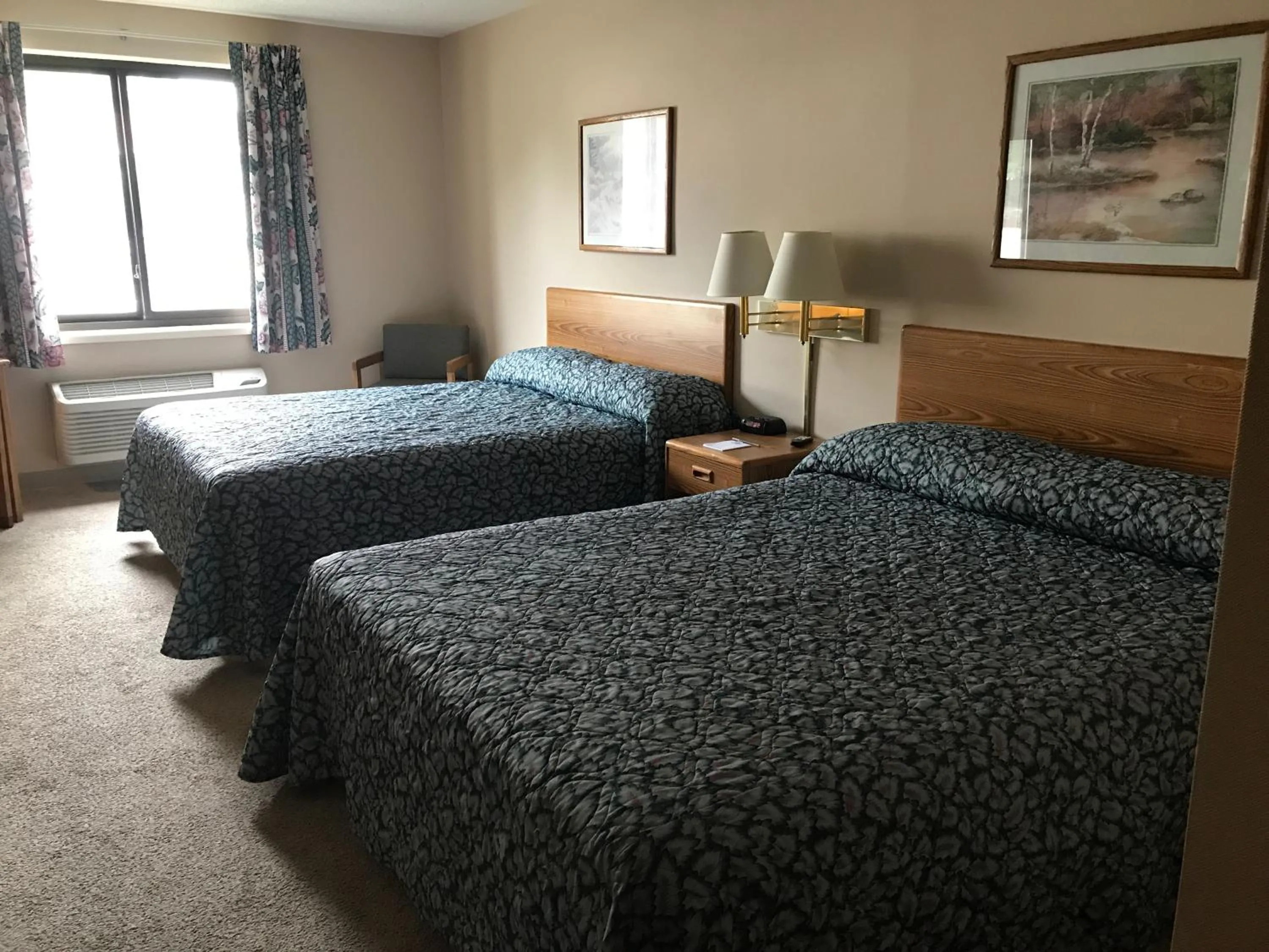 Bed in Econo Lodge Inn & Suites Oconto