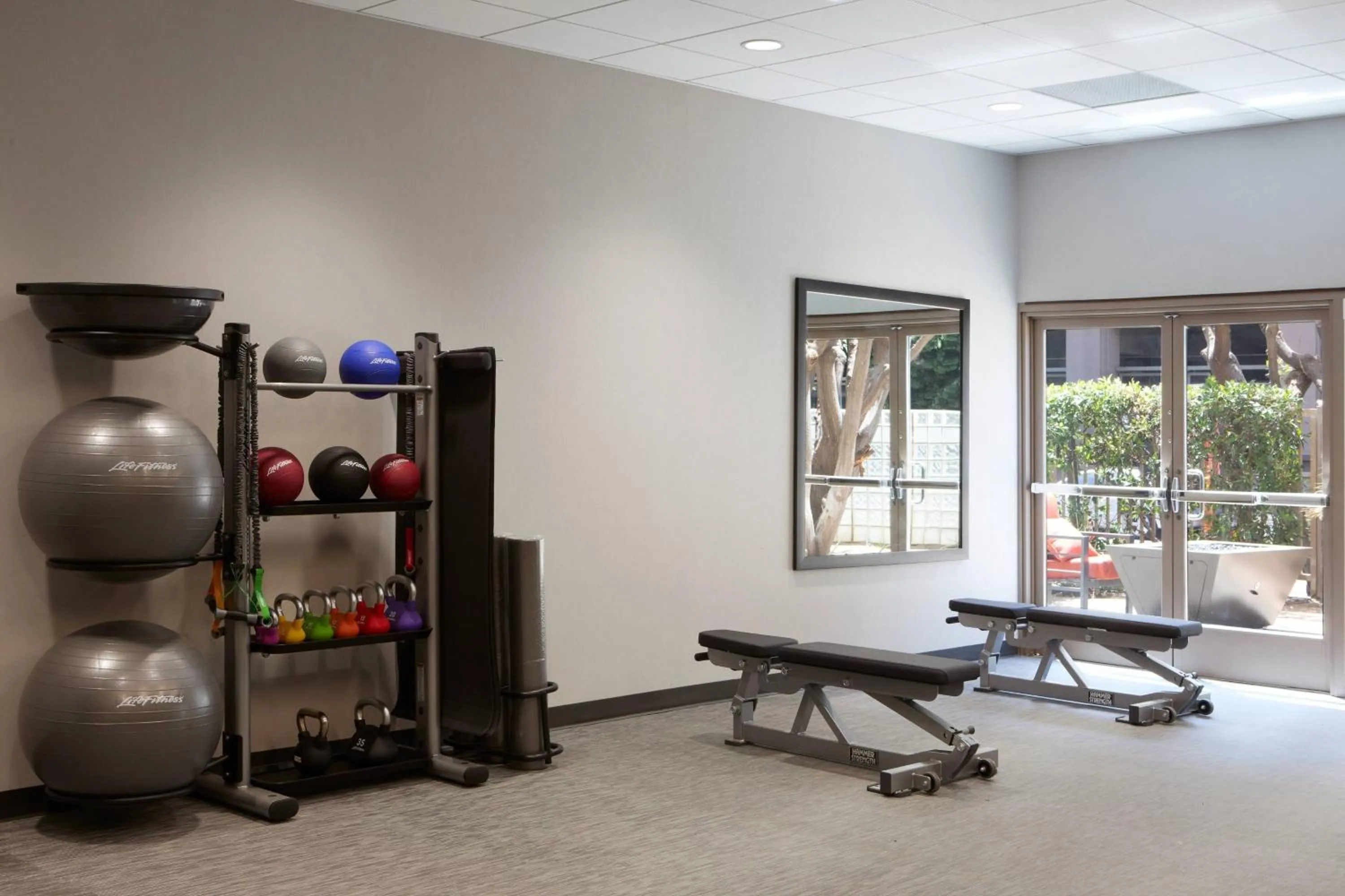 Fitness centre/facilities in Courtyard by Marriott Los Angeles LAX / Century Boulevard