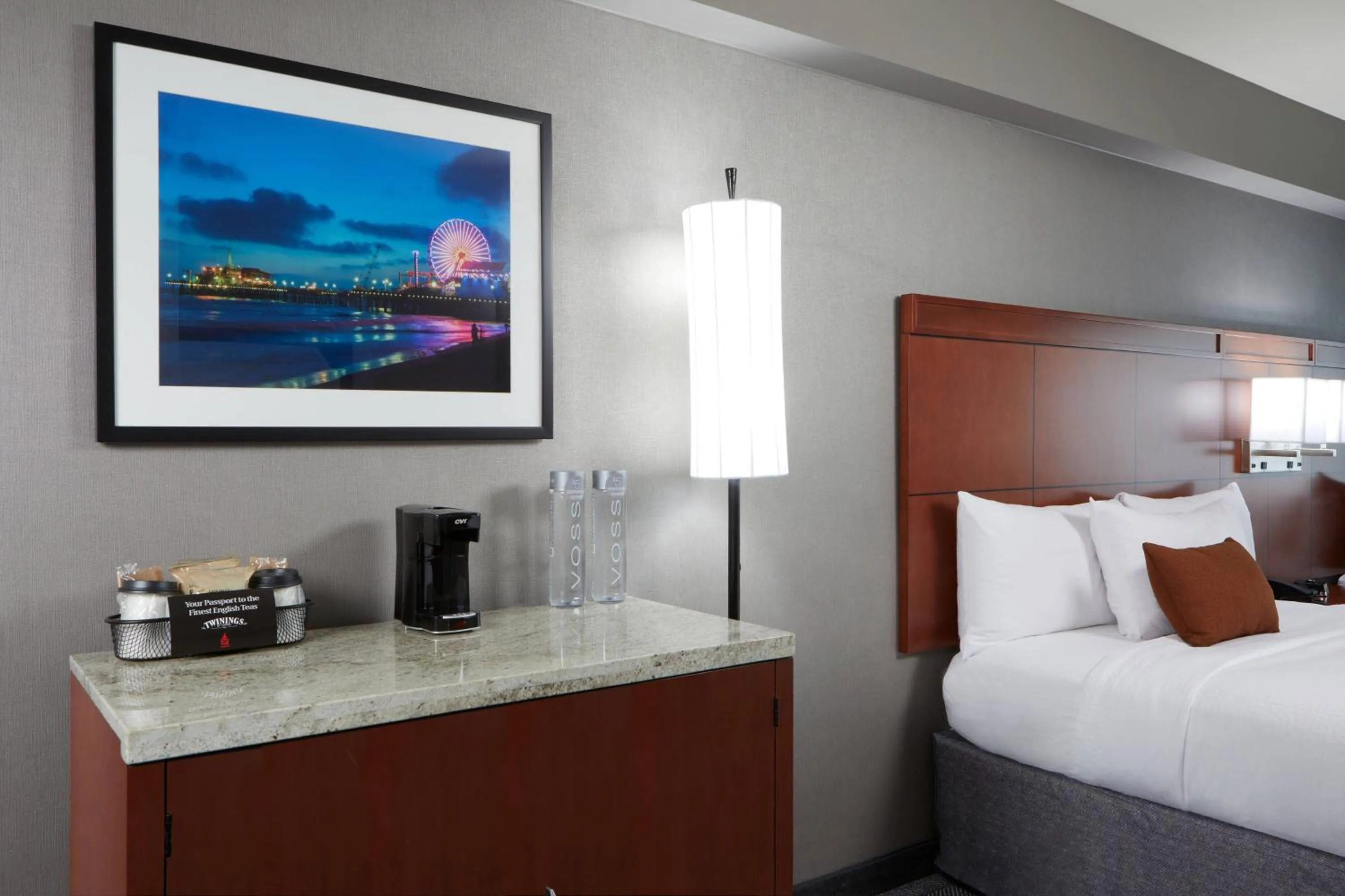 Photo of the whole room, Bed in Courtyard by Marriott Los Angeles LAX / Century Boulevard