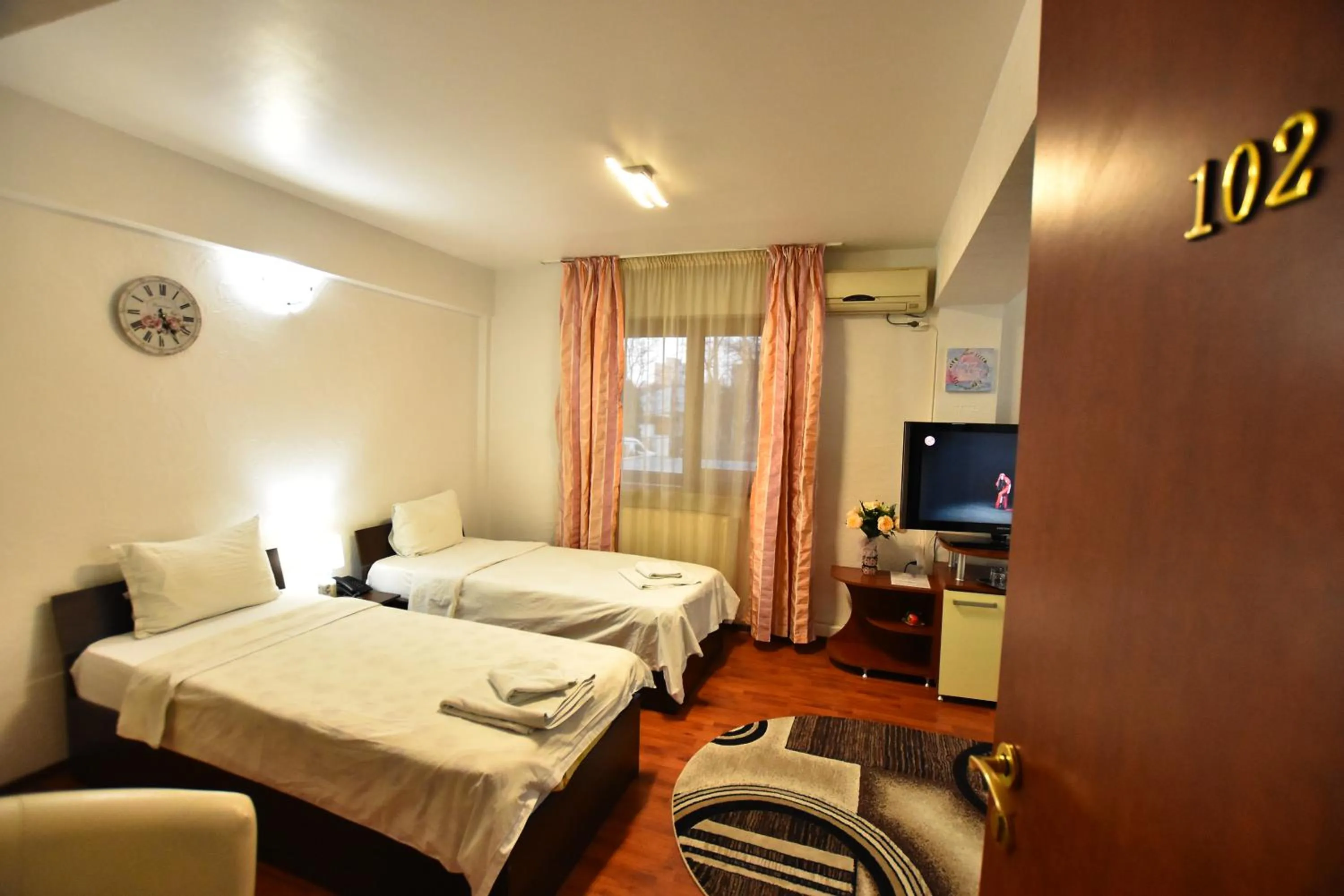 Photo of the whole room, Bed in Hotel Euphoria