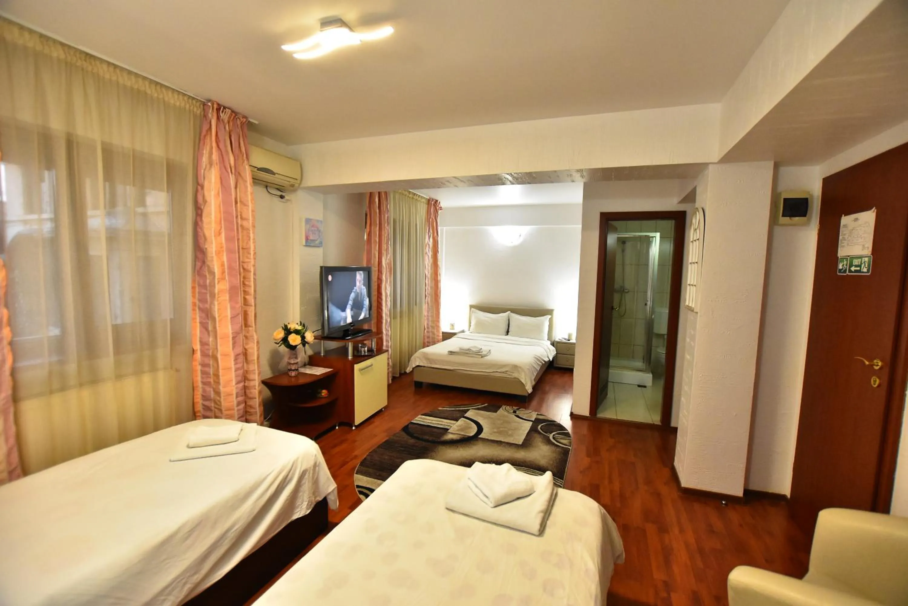 Photo of the whole room, Bed in Hotel Euphoria