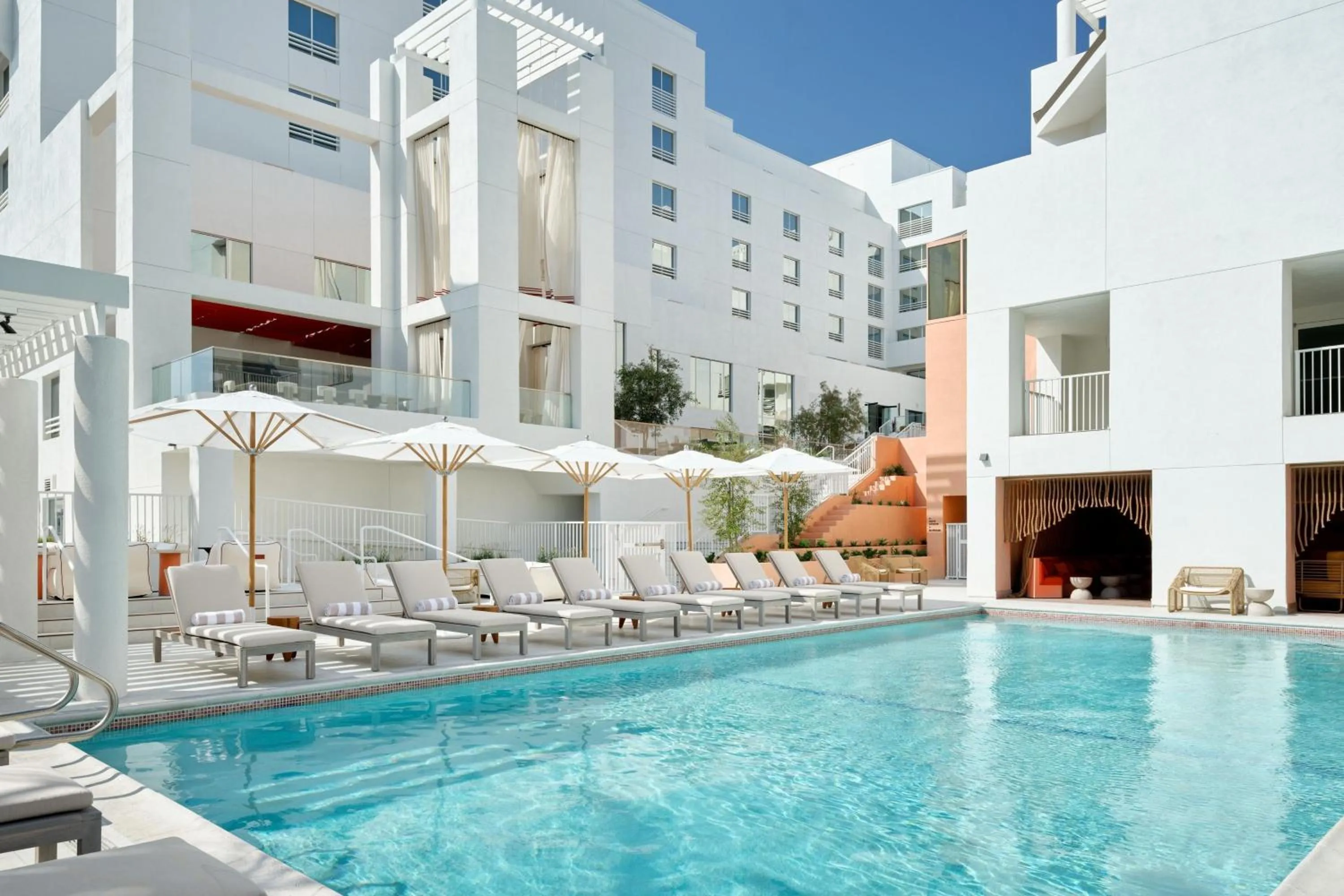 Swimming pool in Sandbourne Santa Monica, Autograph Collection