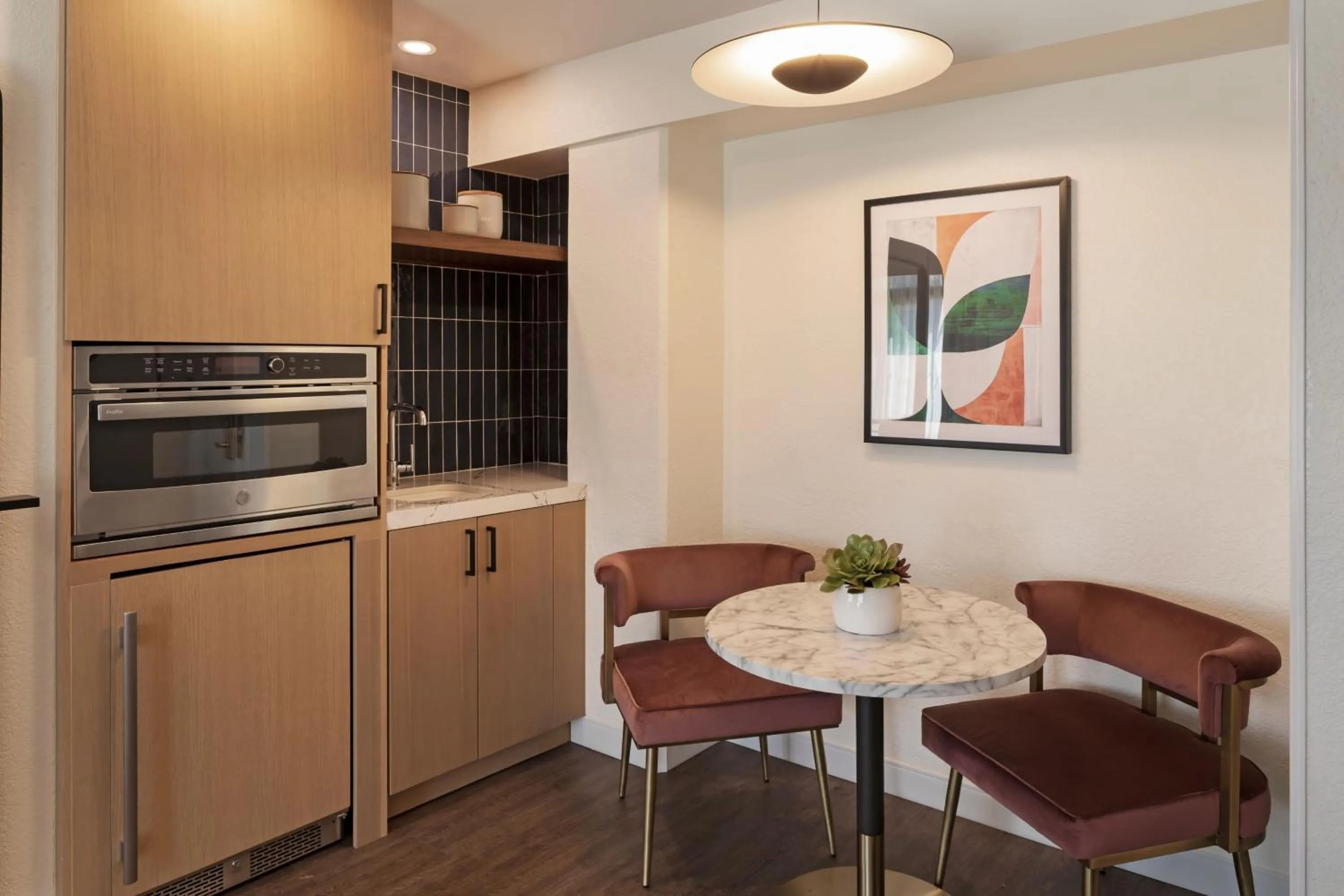 Kitchen or kitchenette in Burton House, Beverly Hills, A Tribute Portfolio Hotel