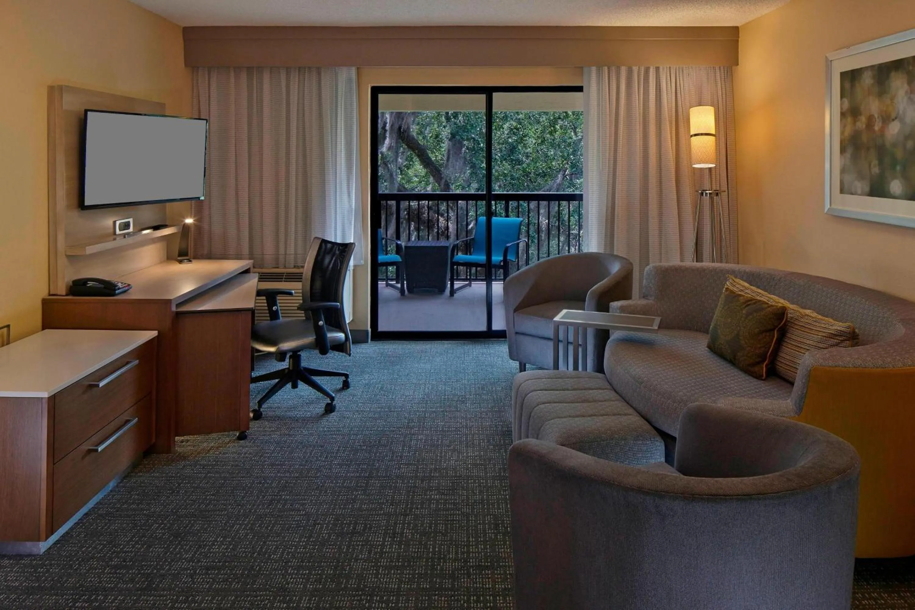 Living room in Courtyard by Marriott Orlando East/UCF Area