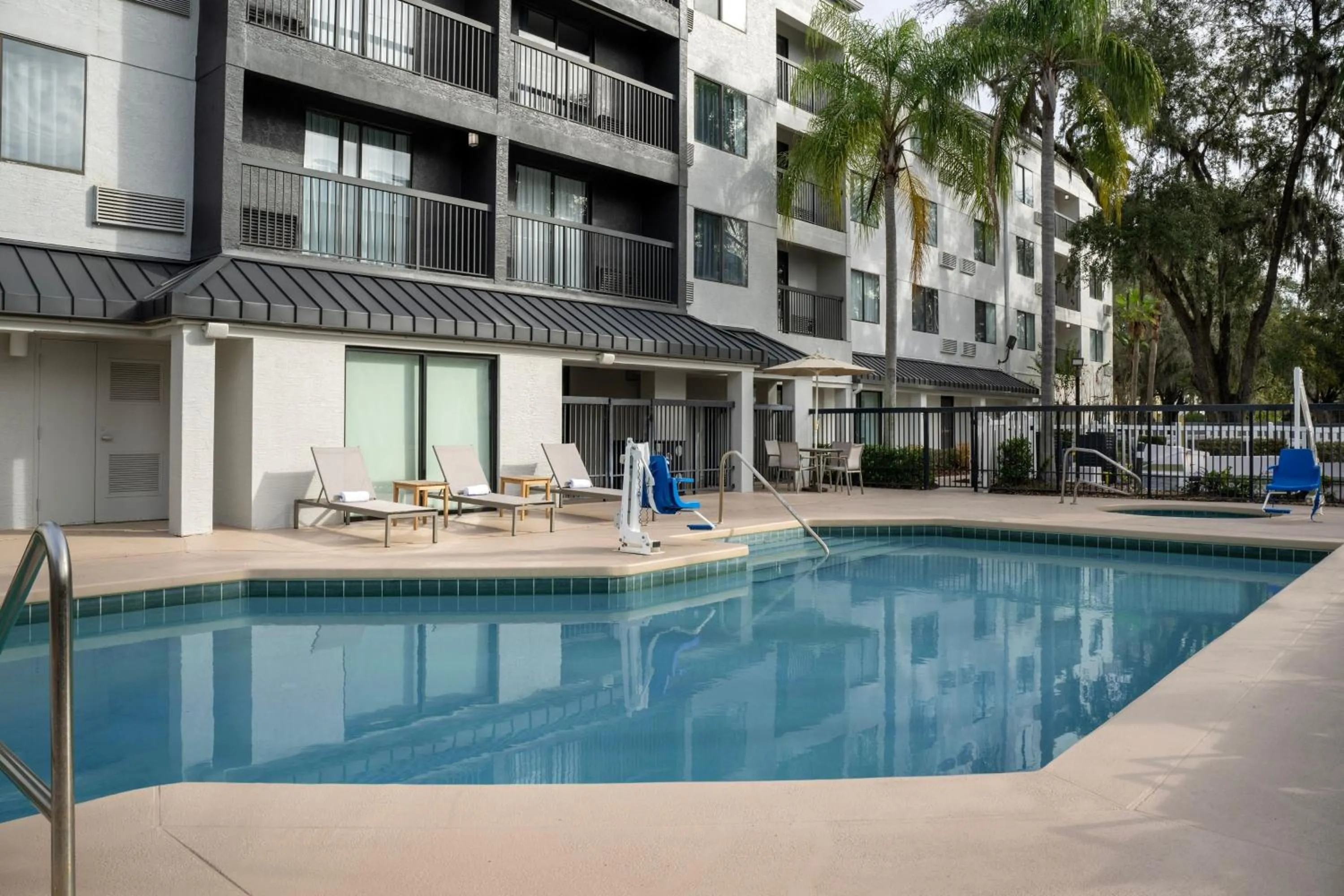 Swimming pool in Courtyard by Marriott Orlando East/UCF Area