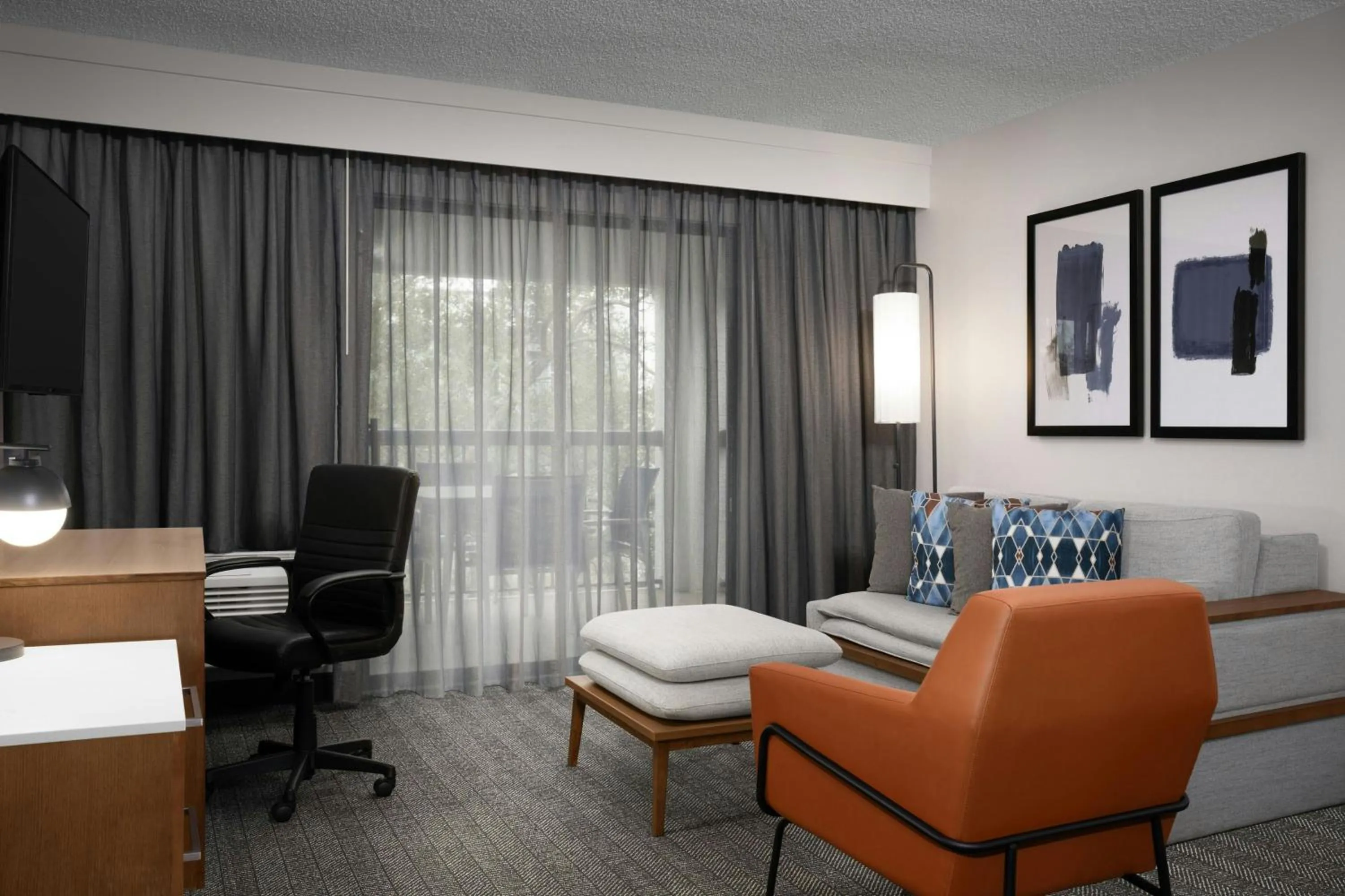 Living room in Courtyard by Marriott Orlando East/UCF Area