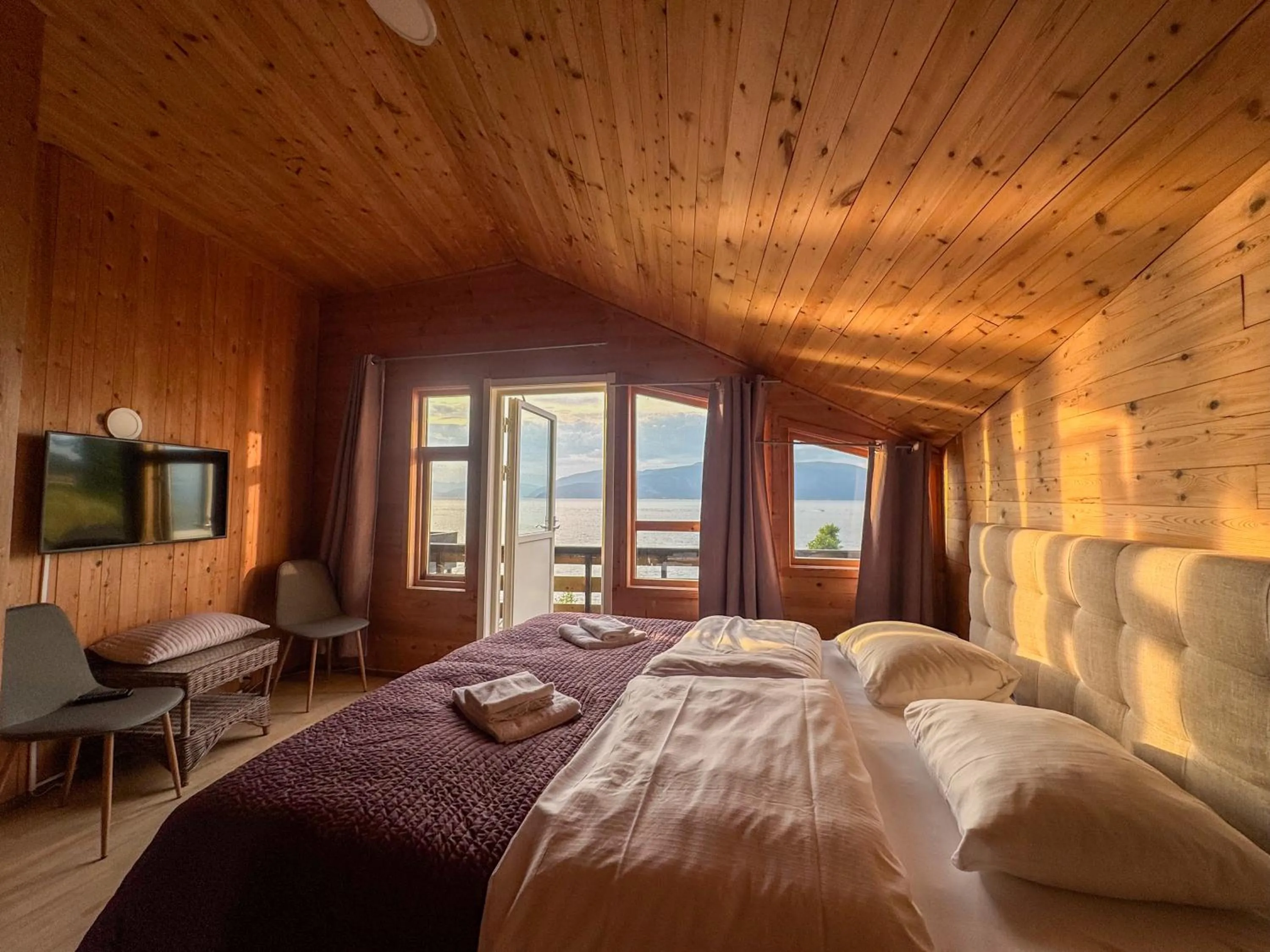 Bedroom, Bed in Brekkestranda Fjordhotel