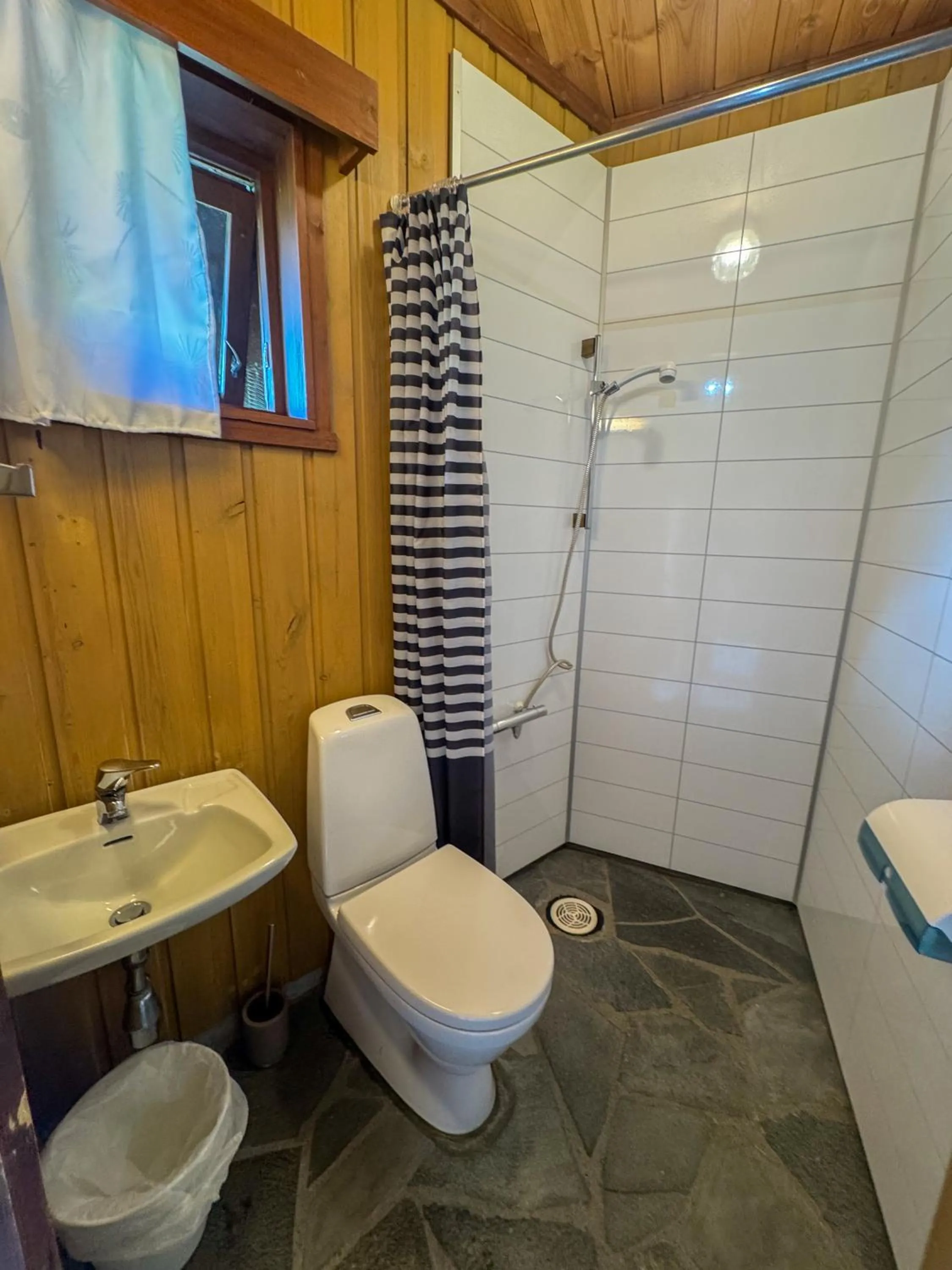 Bathroom in Brekkestranda Fjordhotel