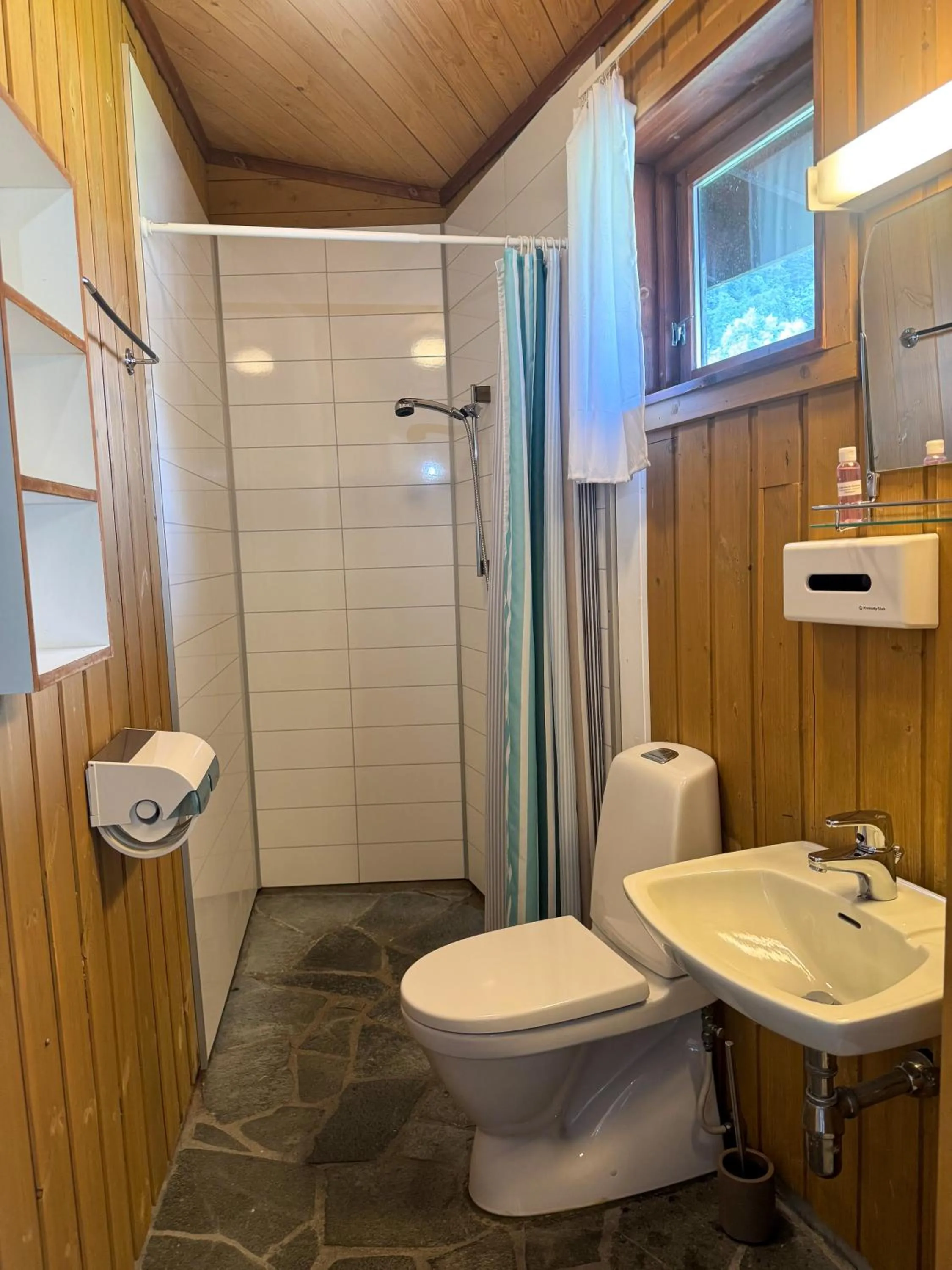 Bathroom in Brekkestranda Fjordhotel