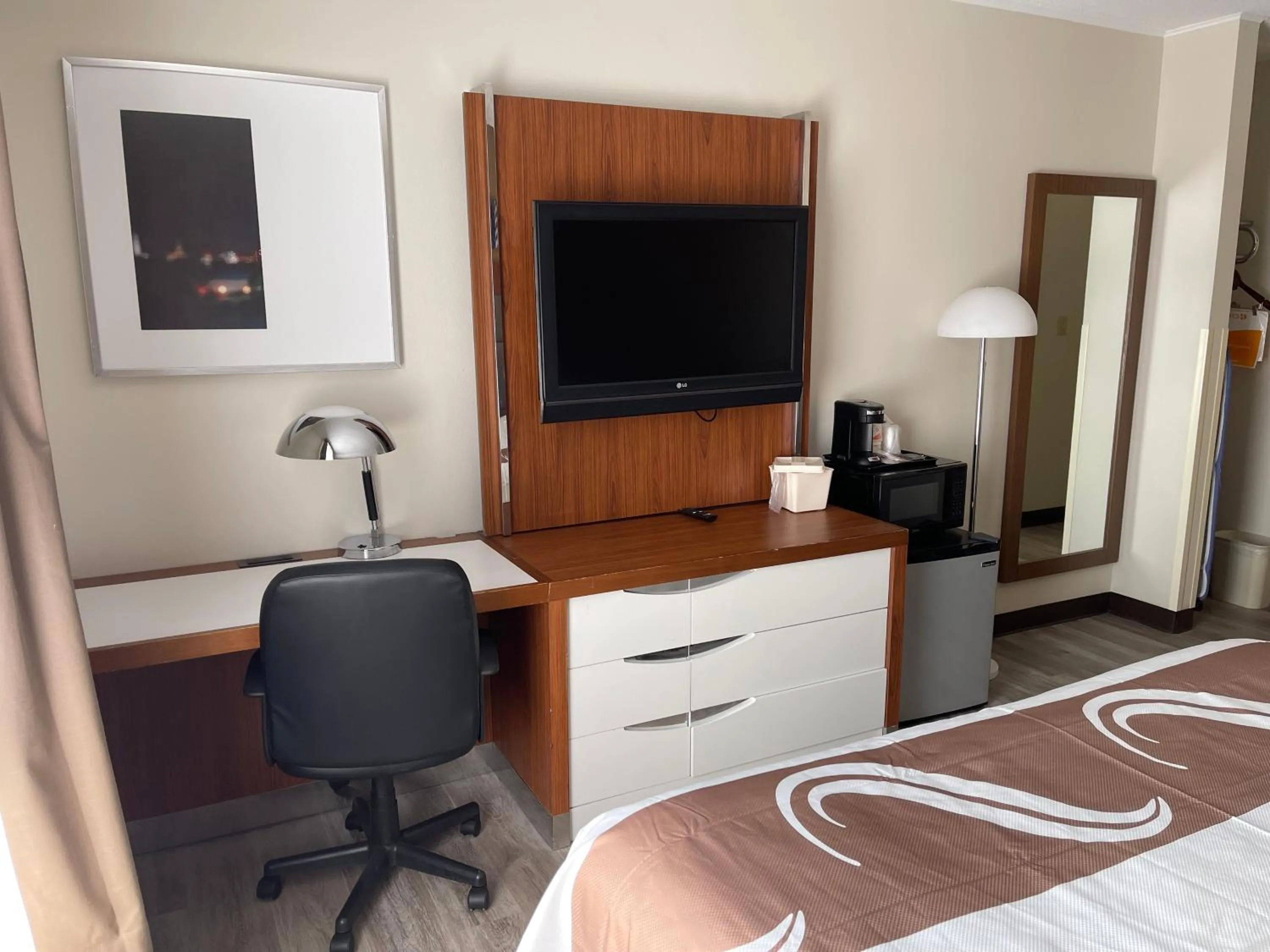 TV and multimedia, Bed in Quality Inn & Suites New Hartford - Utica