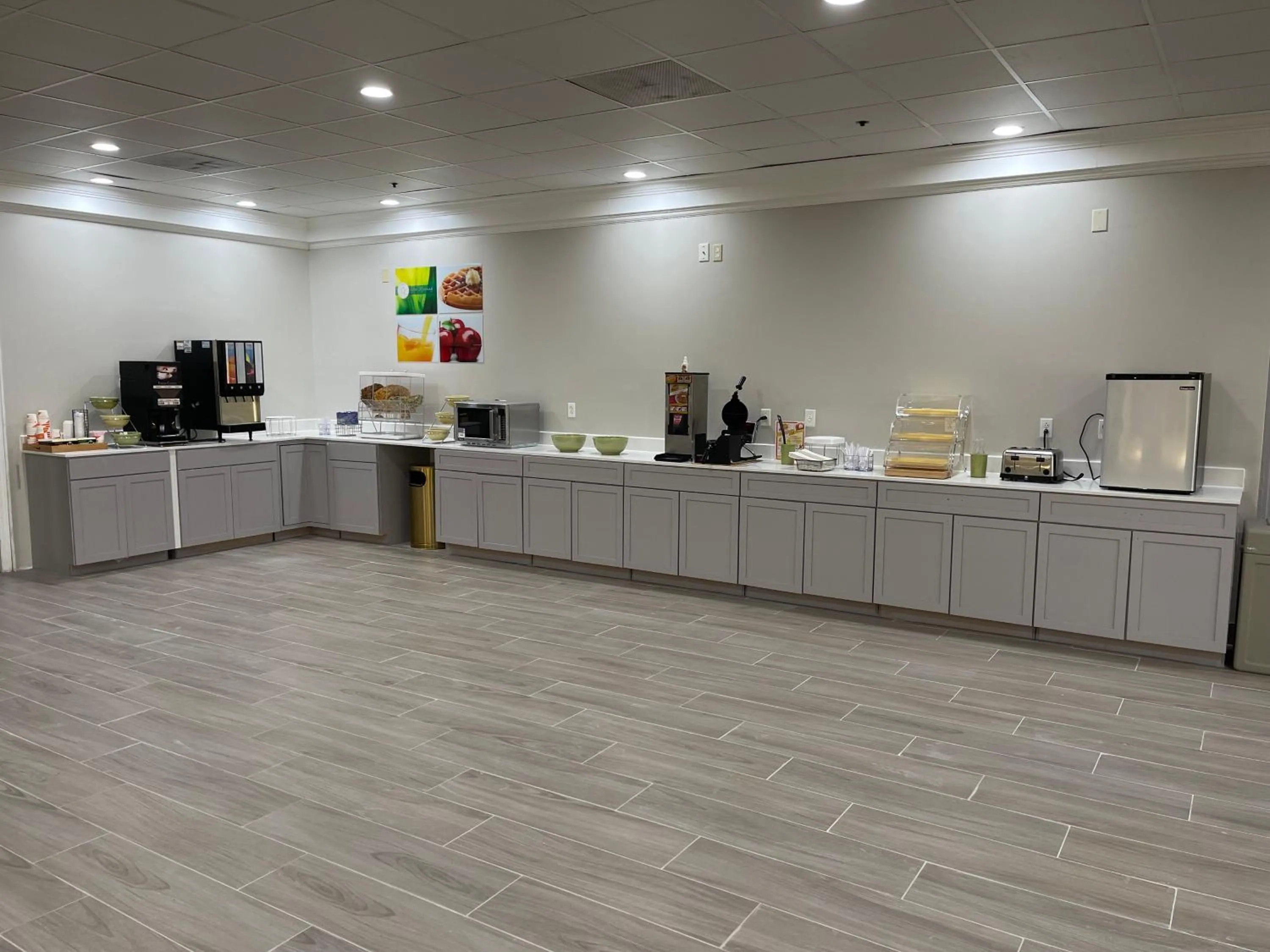 Buffet breakfast in Quality Inn & Suites New Hartford - Utica